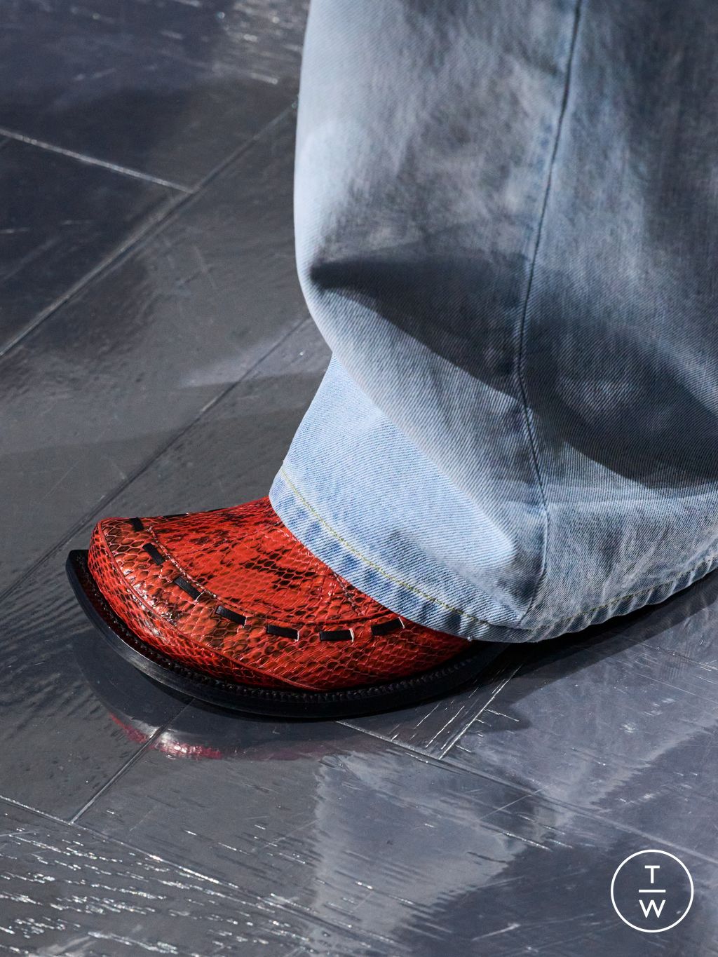 Fashion Week Paris Fall/Winter 2026 look 34 from the Dior Homme collection menswear accessories