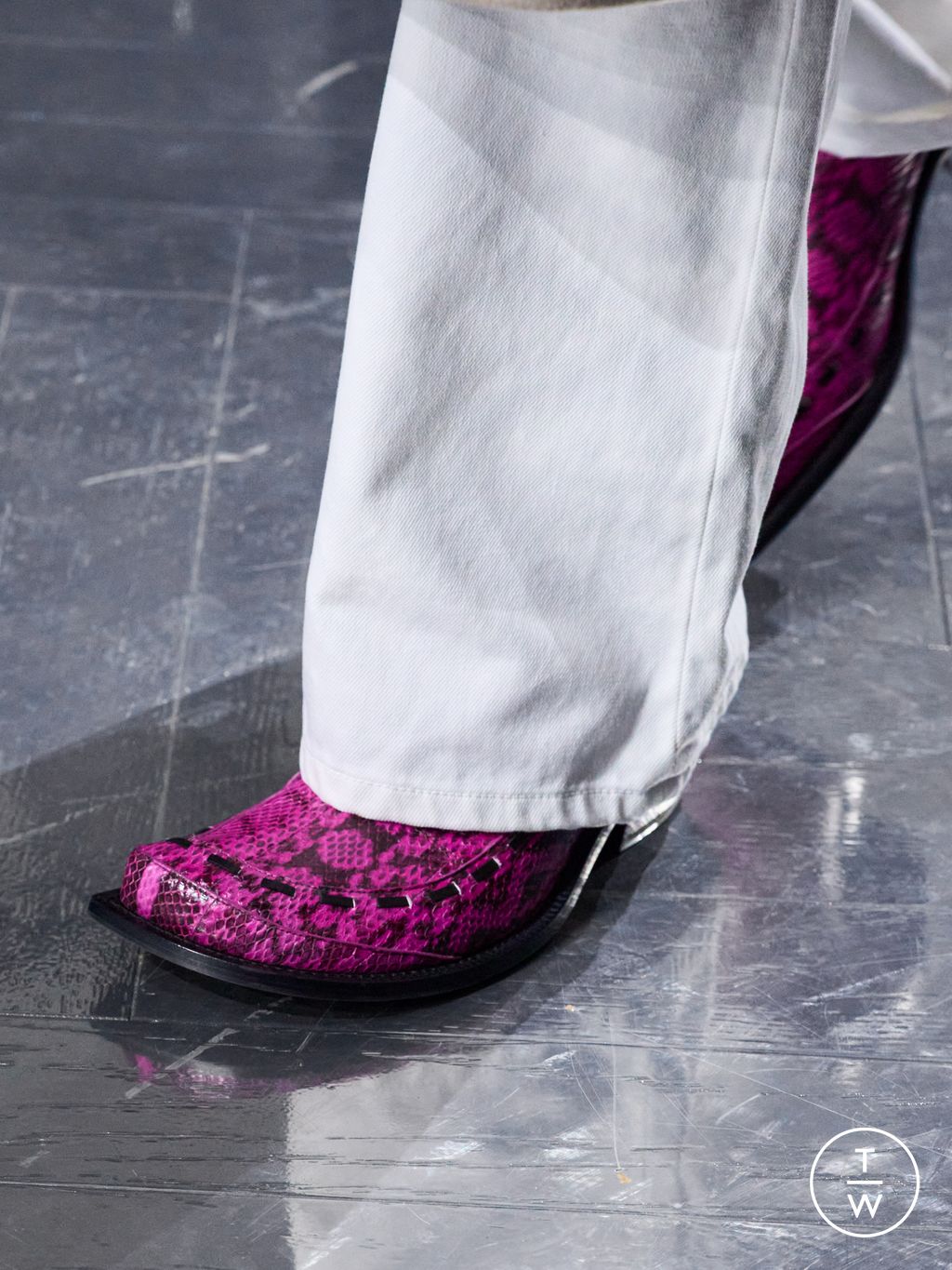 Fashion Week Paris Fall/Winter 2026 look 35 from the Dior Homme collection menswear accessories