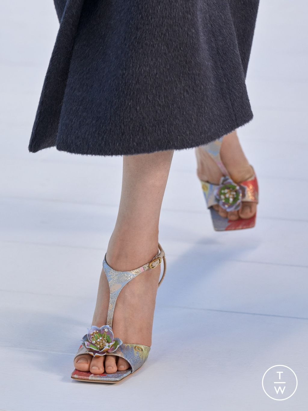 Fashion Week Paris Fall/Winter 2026 look 27 from the Dior collection womenswear accessories