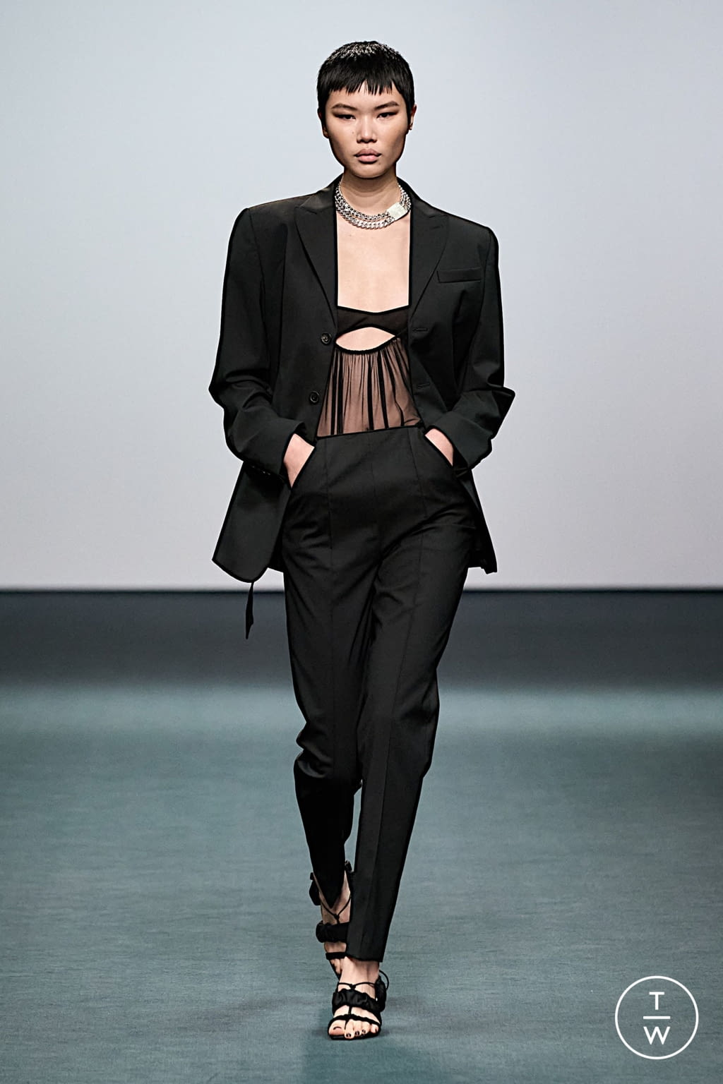 Fashion Week London Fall/Winter 2022 look 2 de la collection Nensi Dojaka womenswear
