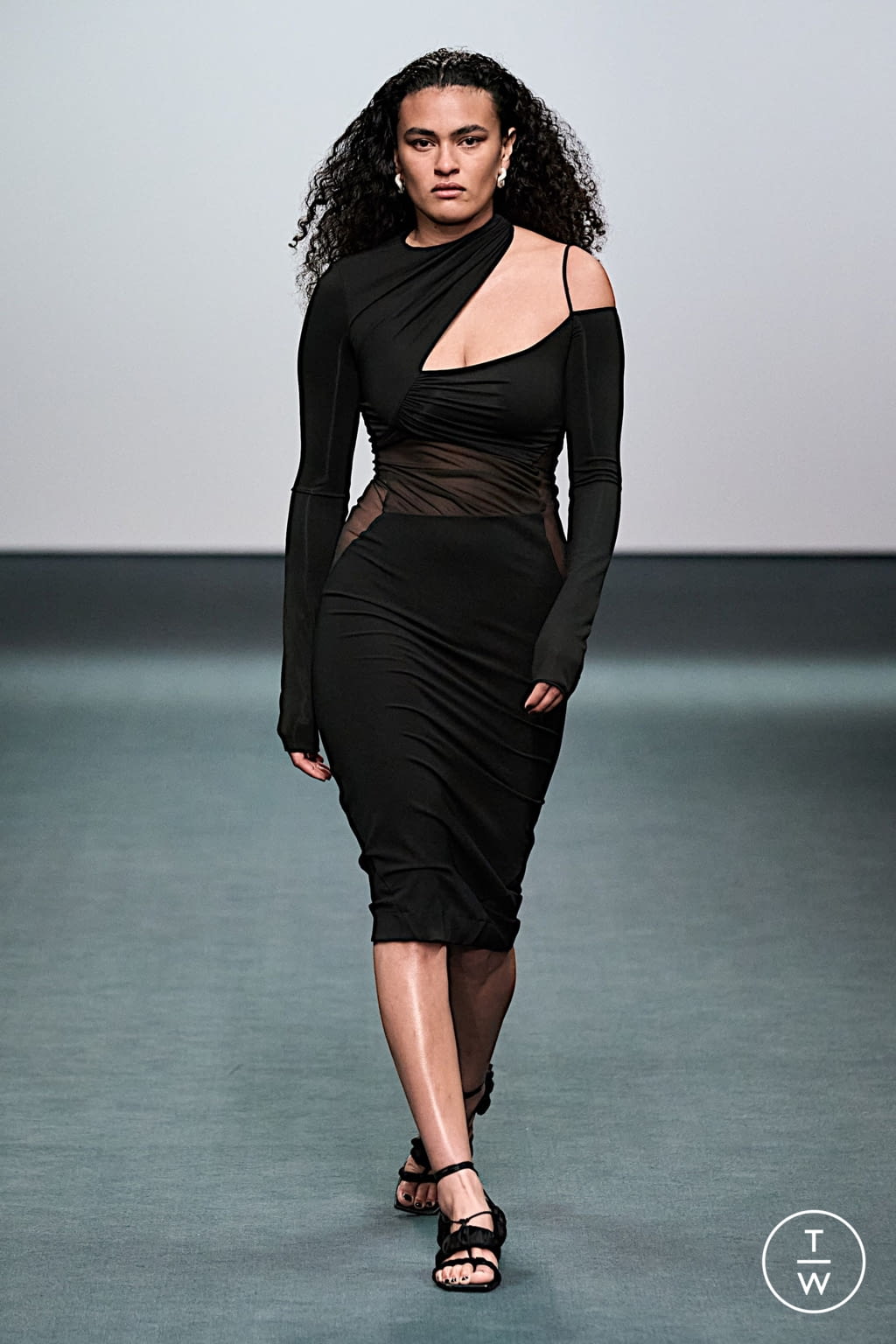 Fashion Week London Fall/Winter 2022 look 3 from the Nensi Dojaka collection womenswear