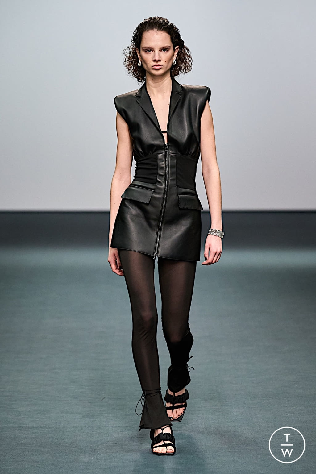 Fashion Week London Fall/Winter 2022 look 8 from the Nensi Dojaka collection 女装