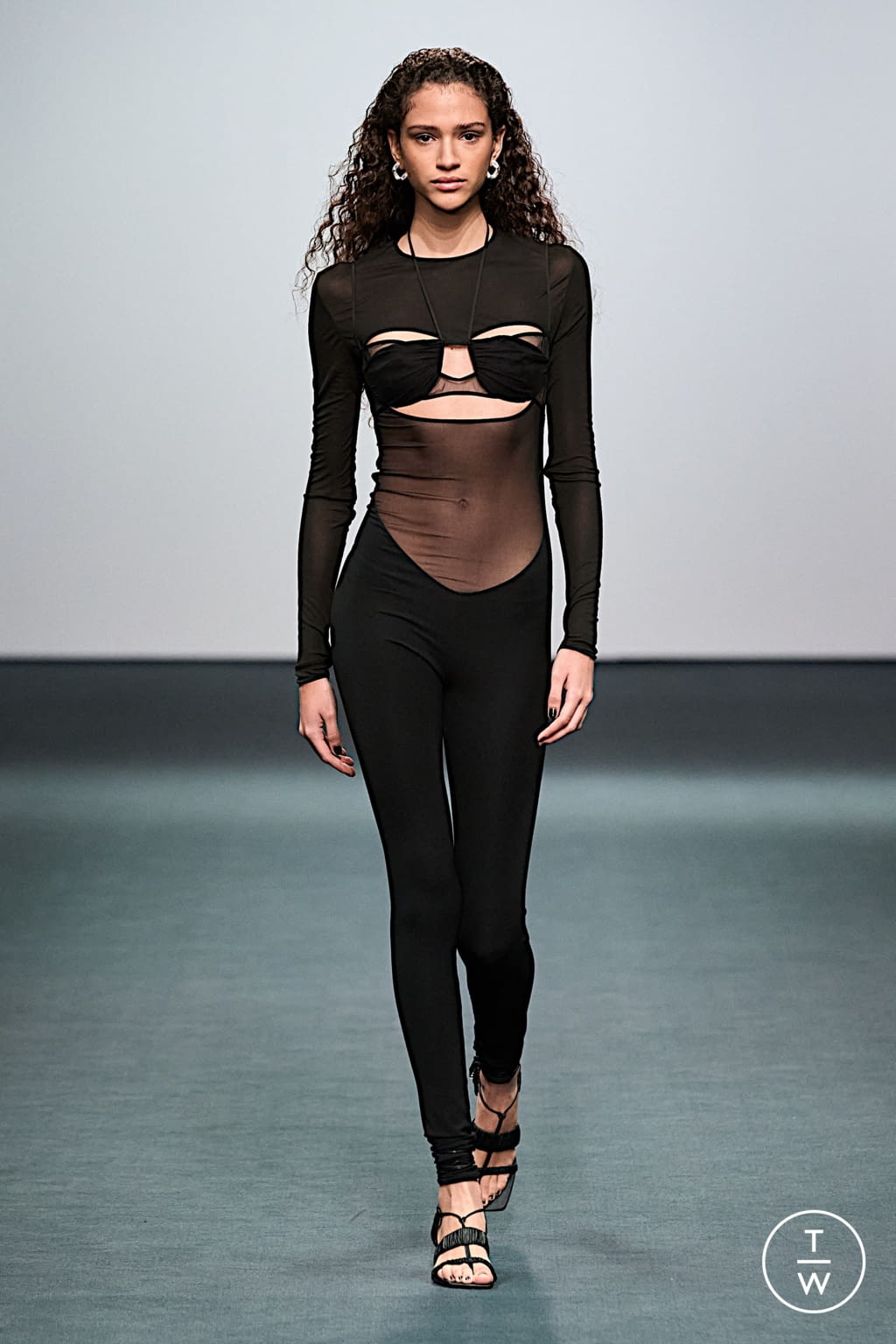Fashion Week London Fall/Winter 2022 look 11 from the Nensi Dojaka collection womenswear