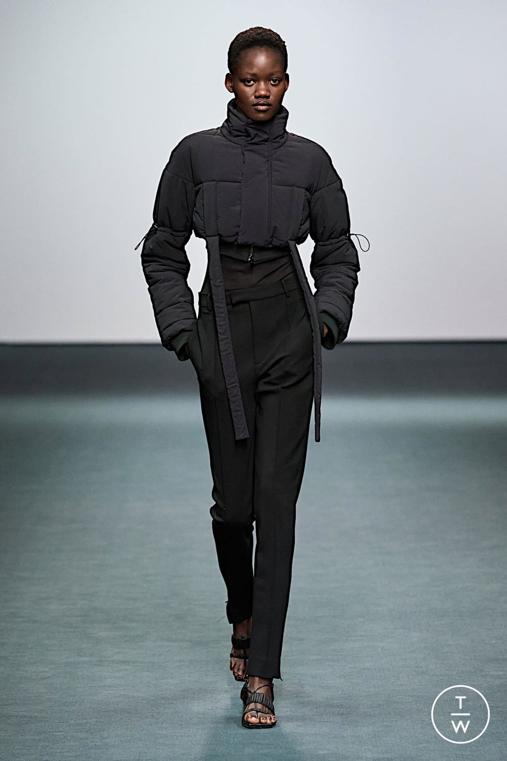 Fashion Week London Fall/Winter 2022 look 12 from the Nensi Dojaka collection 女装