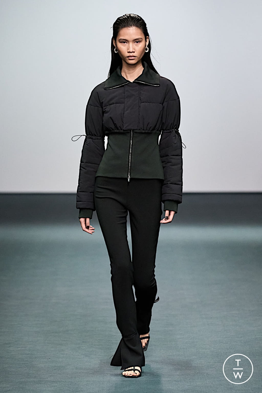 Fashion Week London Fall/Winter 2022 look 15 from the Nensi Dojaka collection womenswear