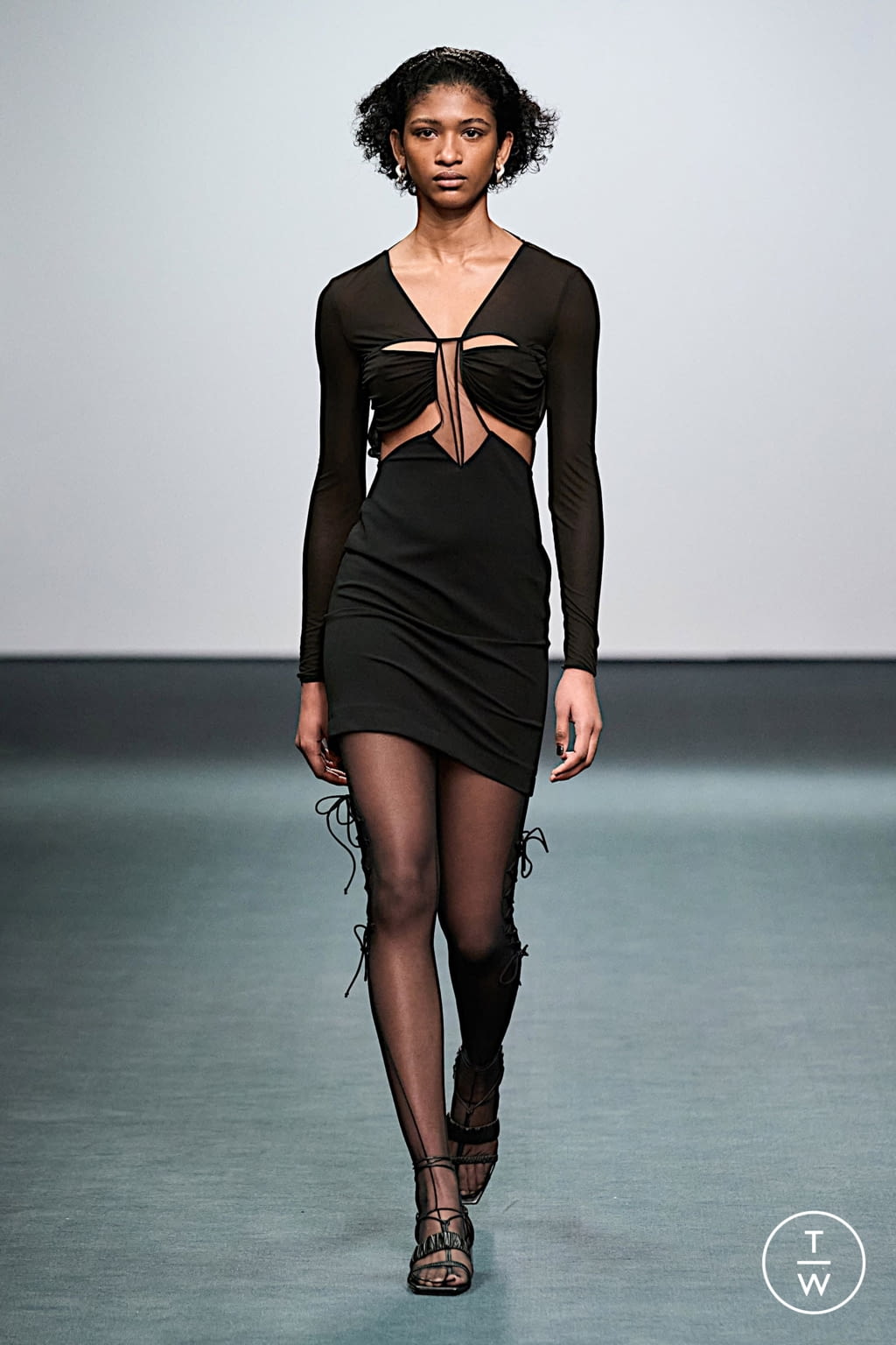 Fashion Week London Fall/Winter 2022 look 16 de la collection Nensi Dojaka womenswear