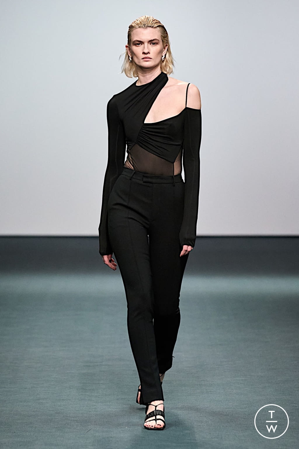 Fashion Week London Fall/Winter 2022 look 18 from the Nensi Dojaka collection womenswear