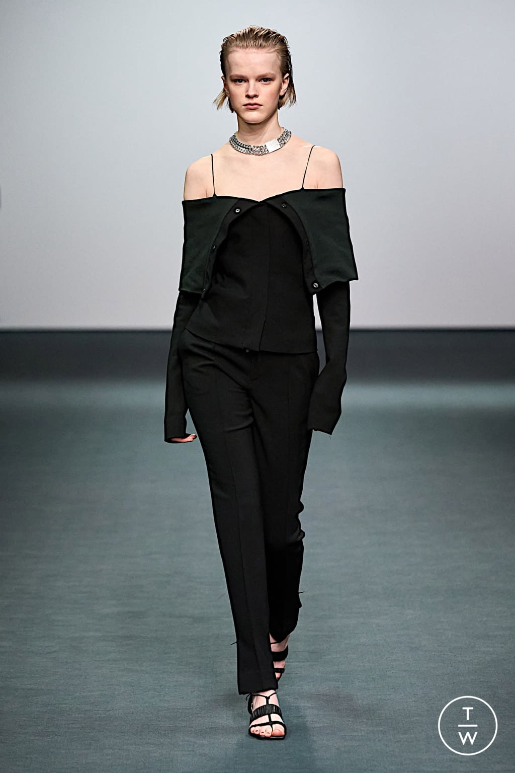 Fashion Week London Fall/Winter 2022 look 22 from the Nensi Dojaka collection 女装