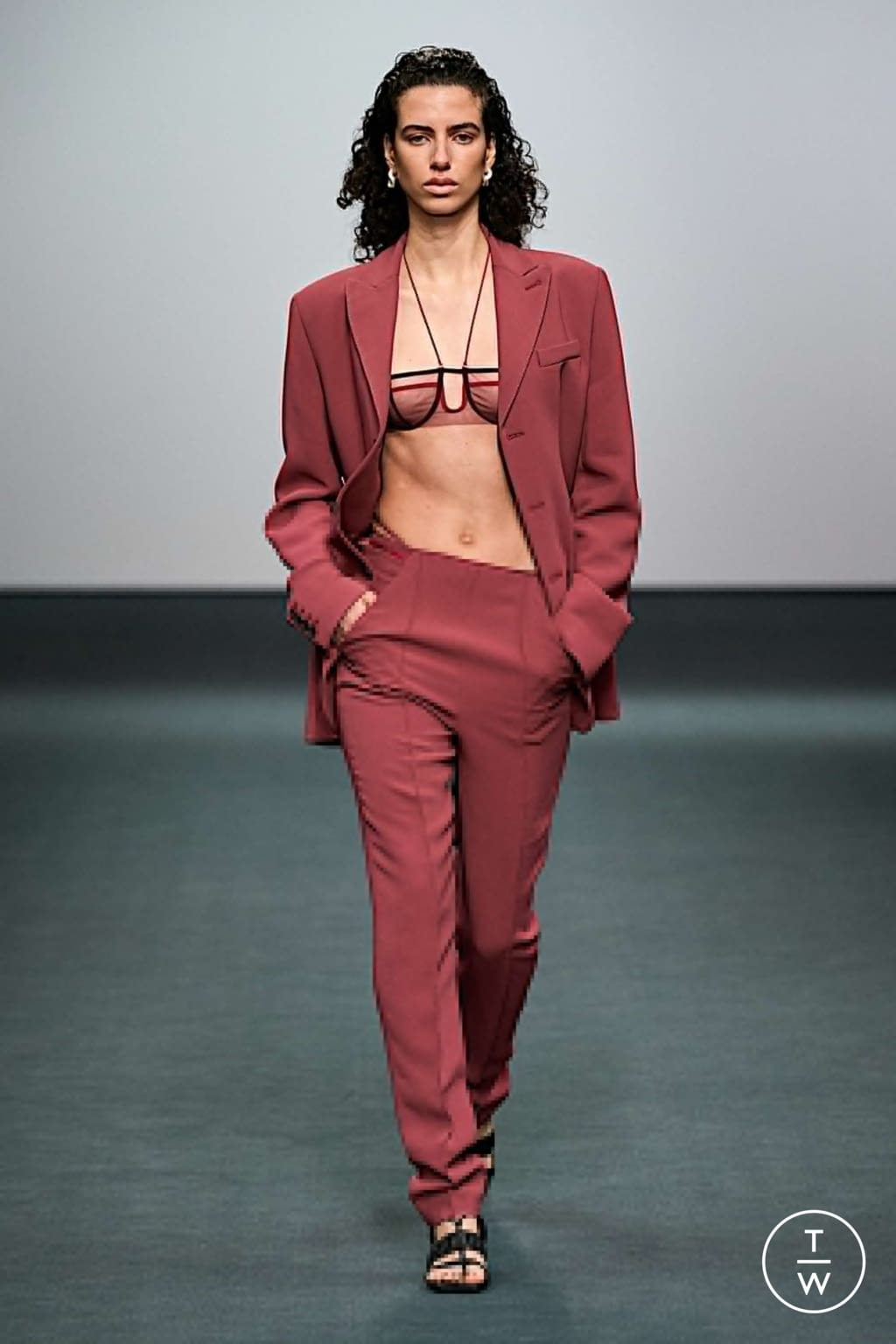 Fashion Week London Fall/Winter 2022 look 24 from the Nensi Dojaka collection womenswear