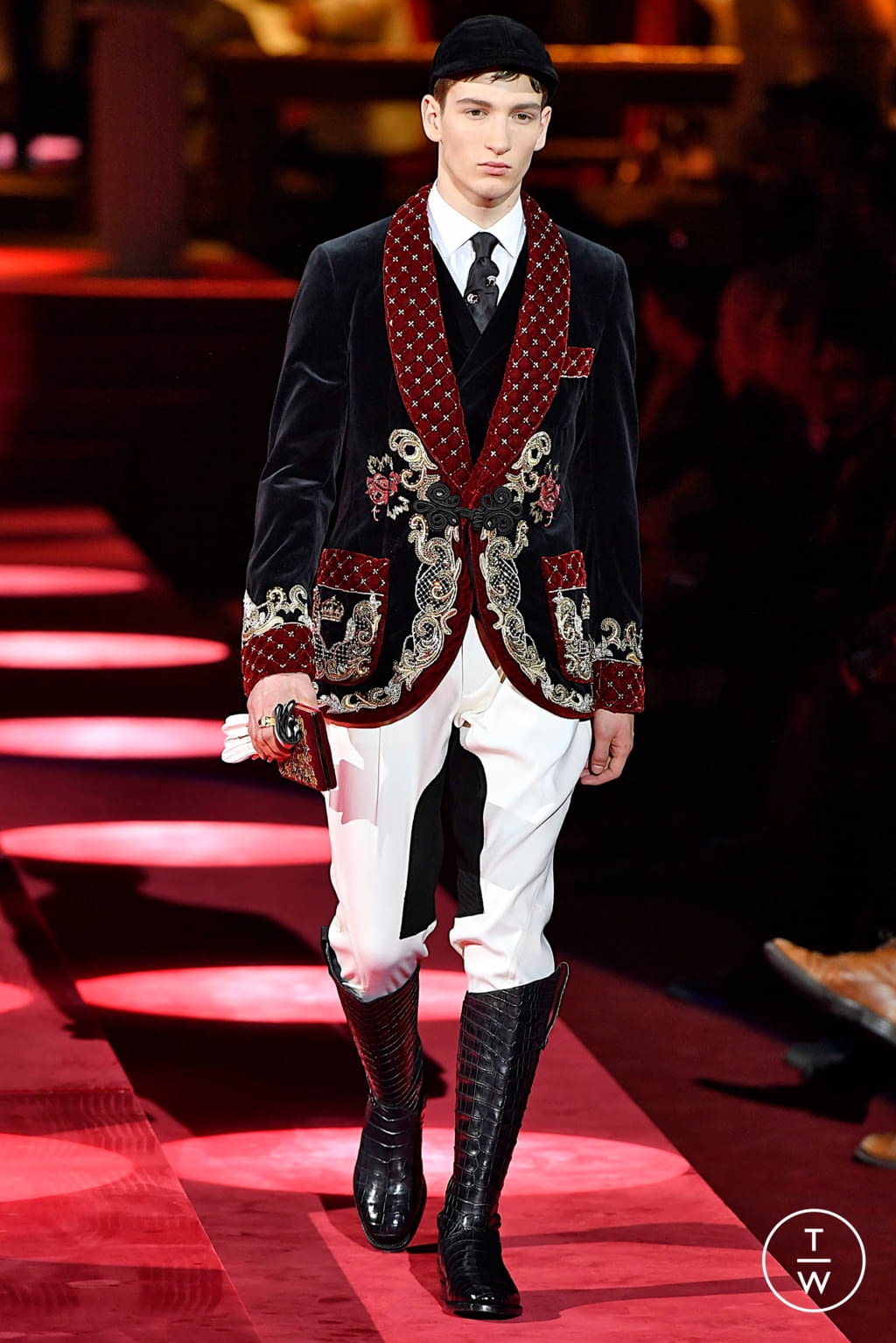 Fashion Week Milan Fall/Winter 2019 look 32 from the Dolce & Gabbana collection menswear