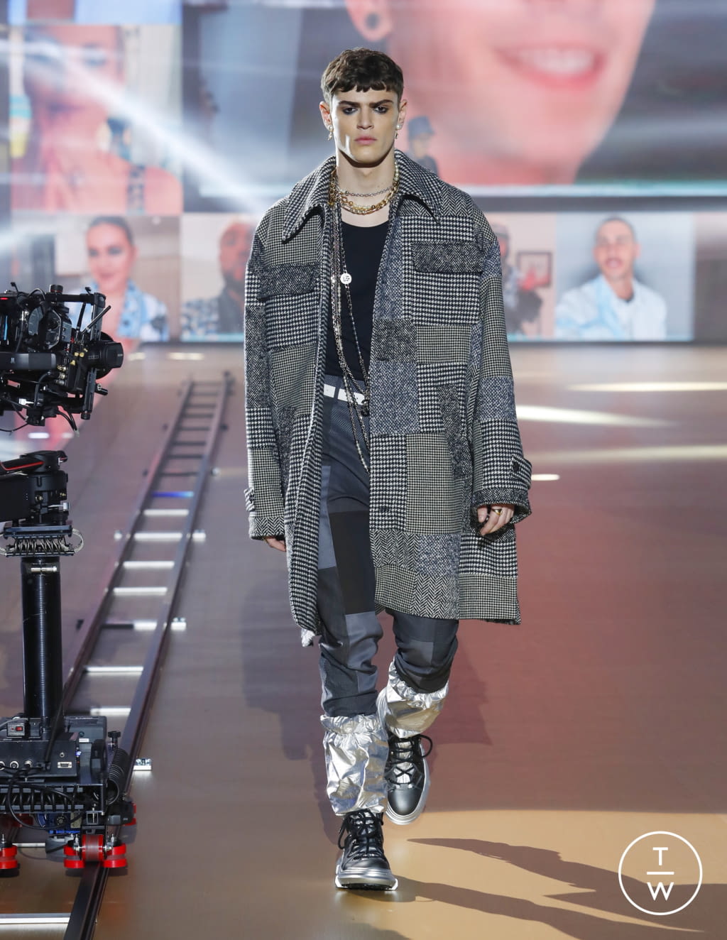 Fashion Week Milan Fall/Winter 2021 look 30 from the Dolce & Gabbana collection menswear