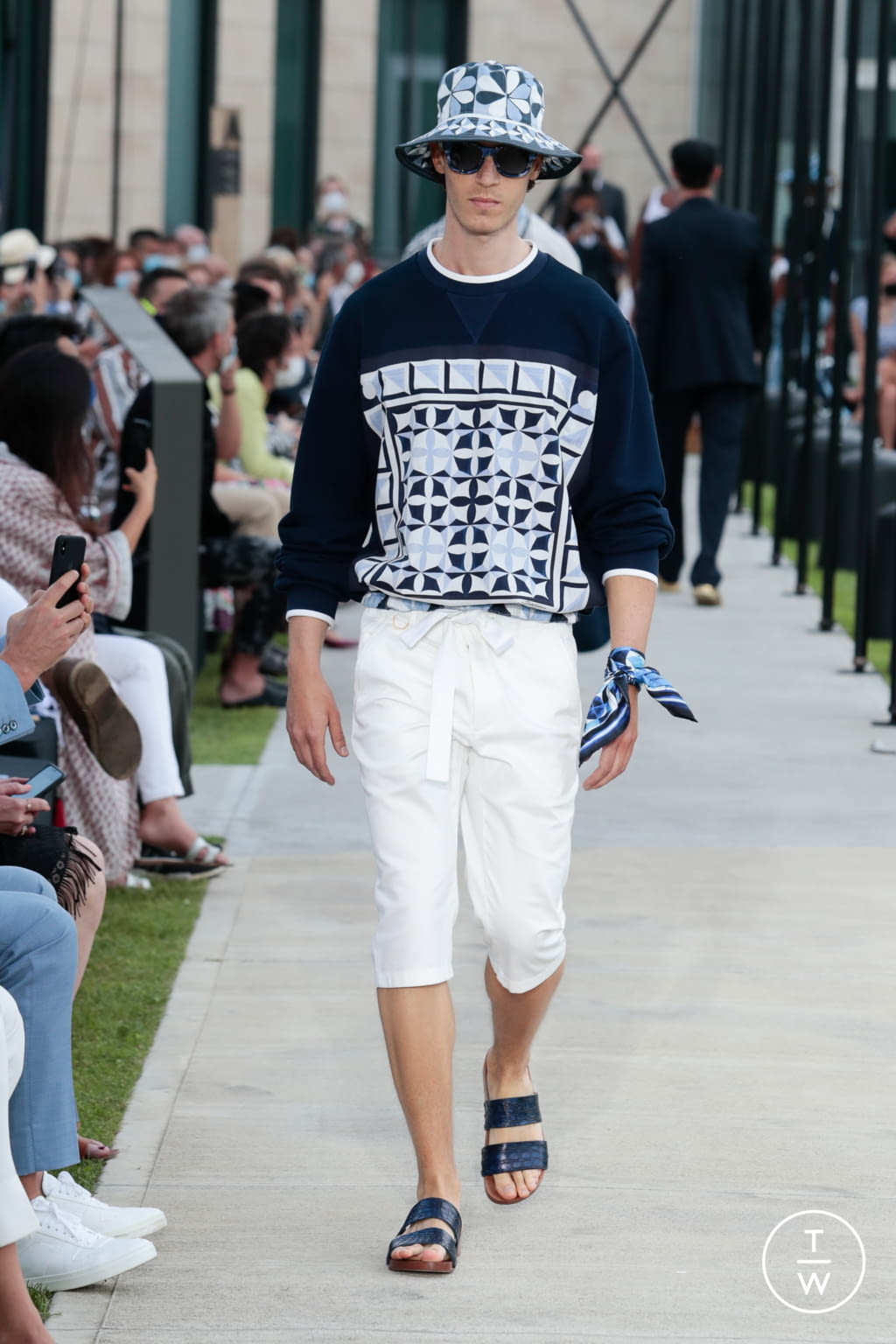 Fashion Week Milan Spring/Summer 2021 look 31 from the Dolce & Gabbana collection menswear
