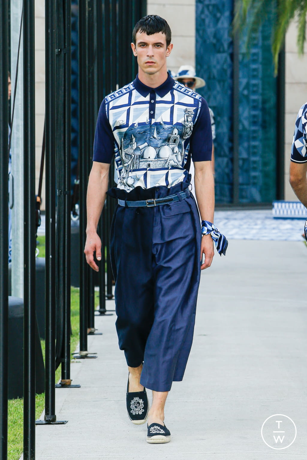 Fashion Week Milan Spring/Summer 2021 look 35 from the Dolce & Gabbana collection menswear