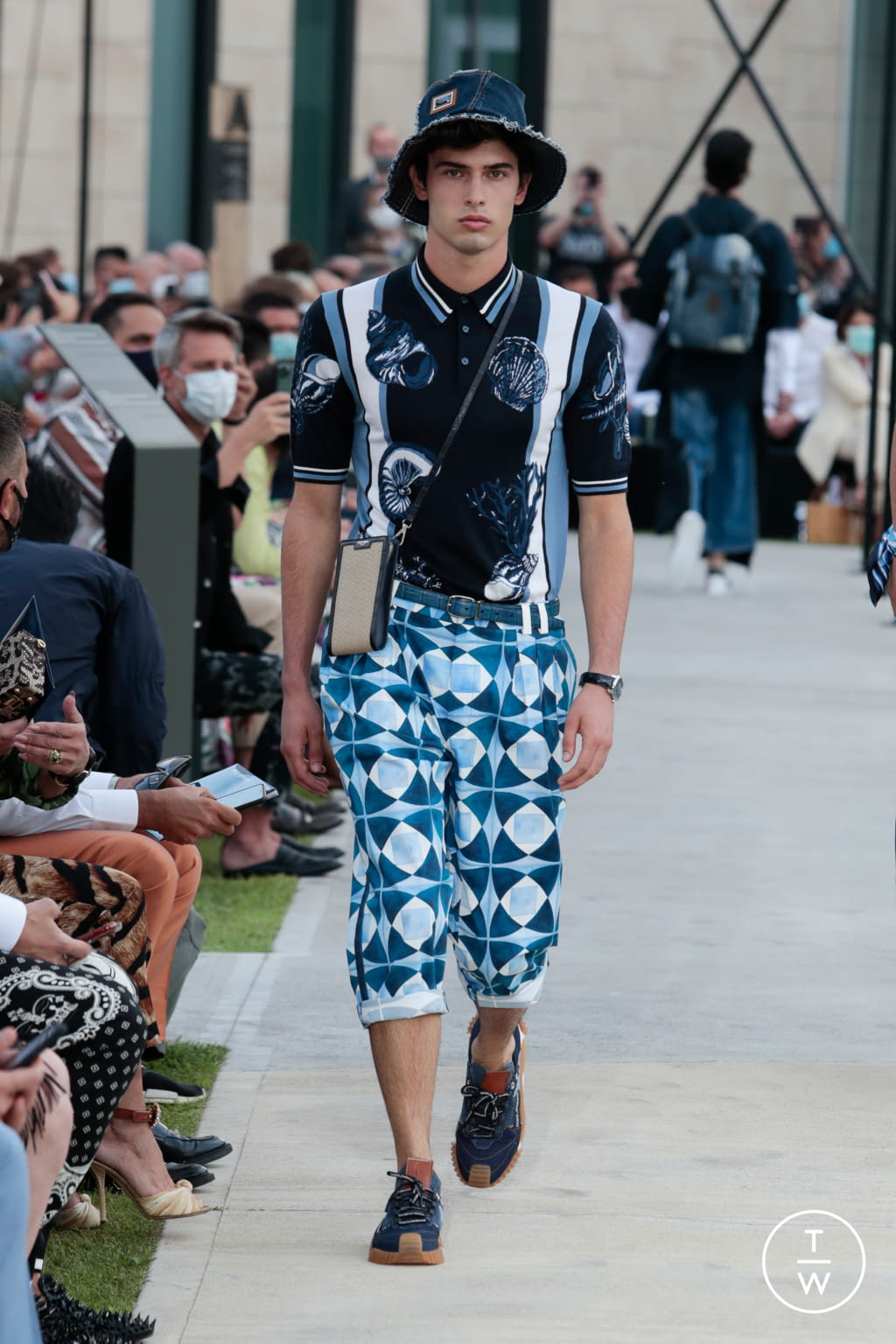 Fashion Week Milan Spring/Summer 2021 look 40 from the Dolce & Gabbana collection 男装