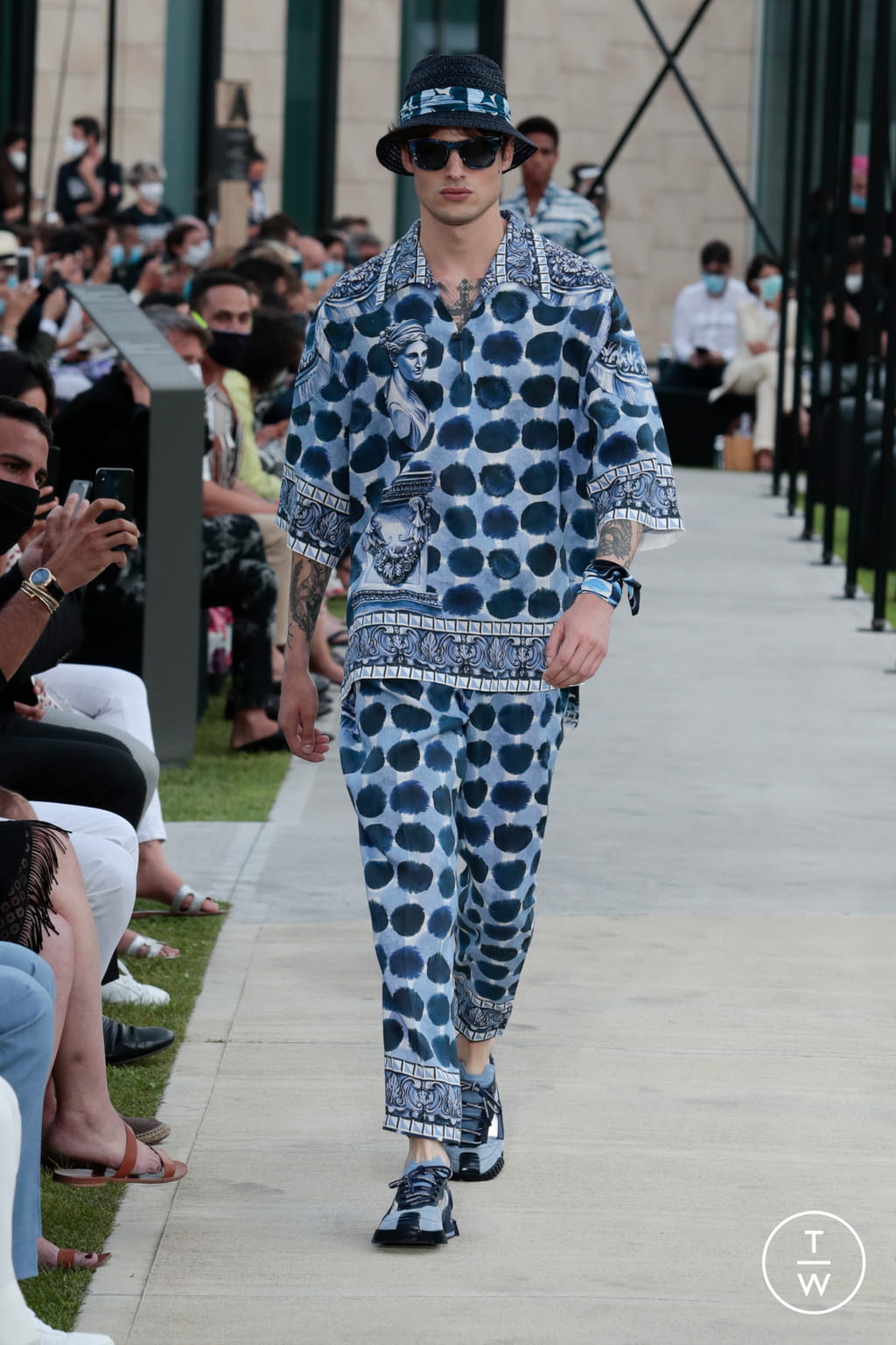 Fashion Week Milan Spring/Summer 2021 look 8 from the Dolce & Gabbana collection menswear