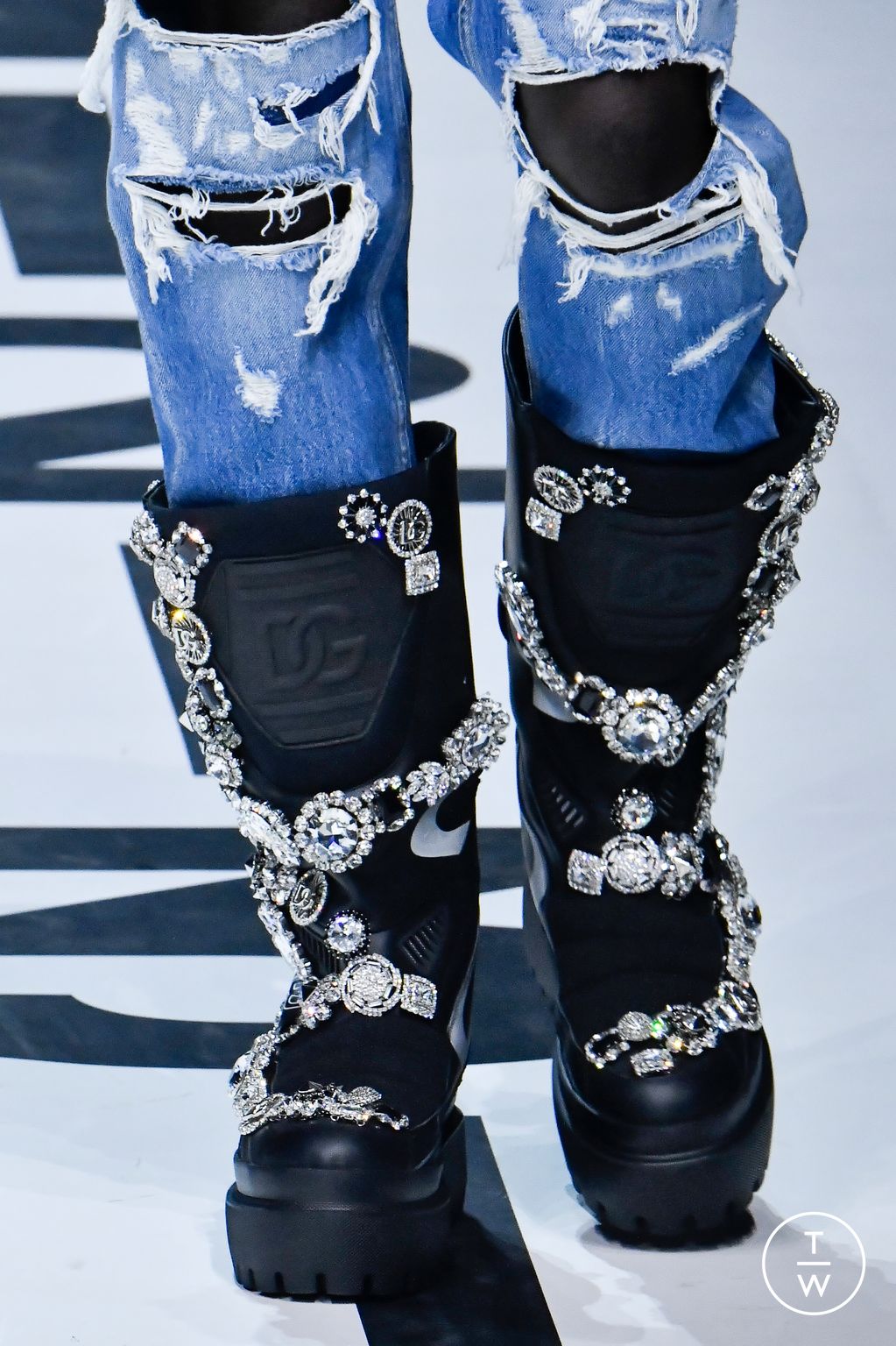 Fashion Week Milan Spring/Summer 2023 look 19 from the Dolce & Gabbana collection menswear accessories
