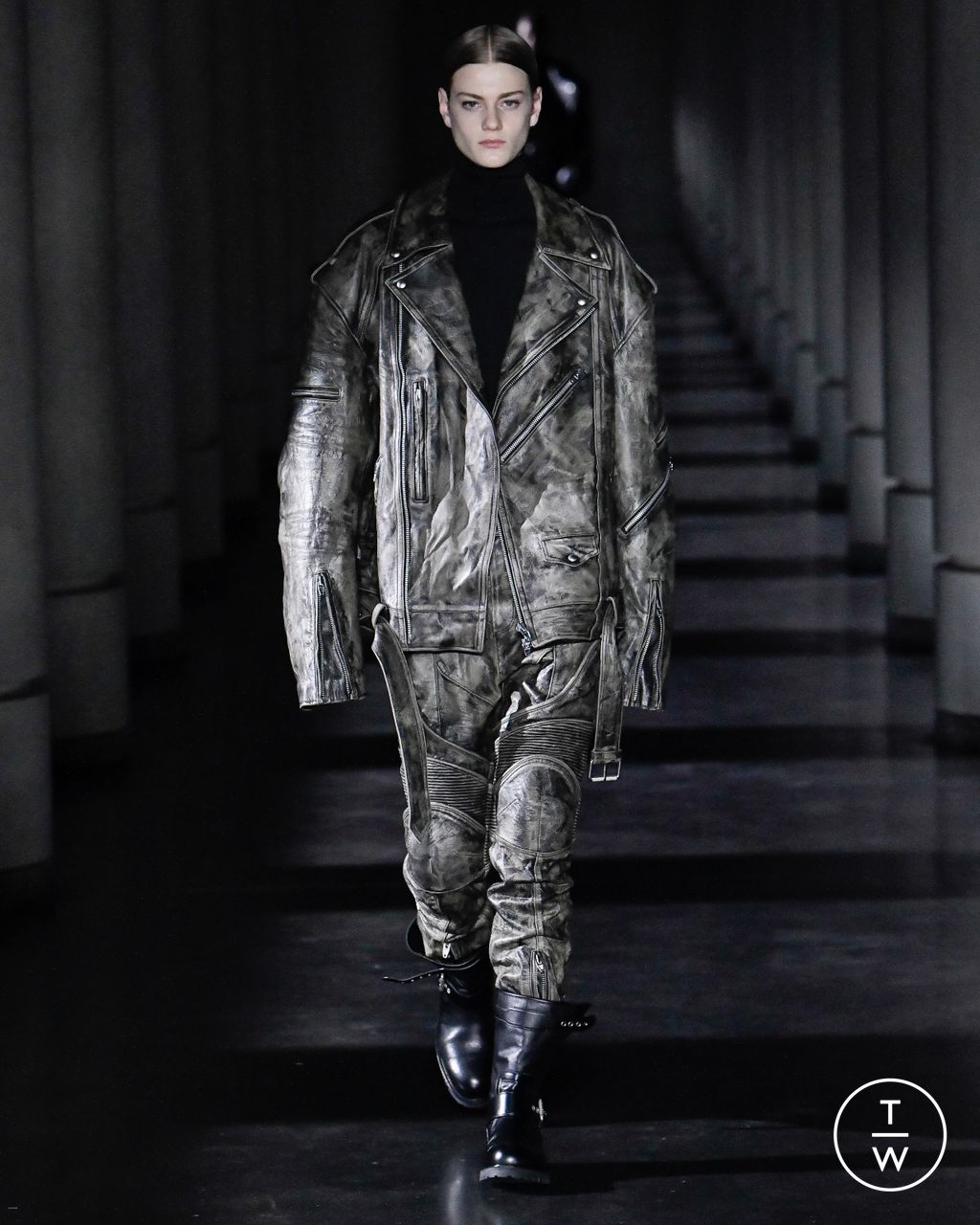 Fashion Week Paris Fall/Winter 2023 look 2 from the Juun.J collection menswear