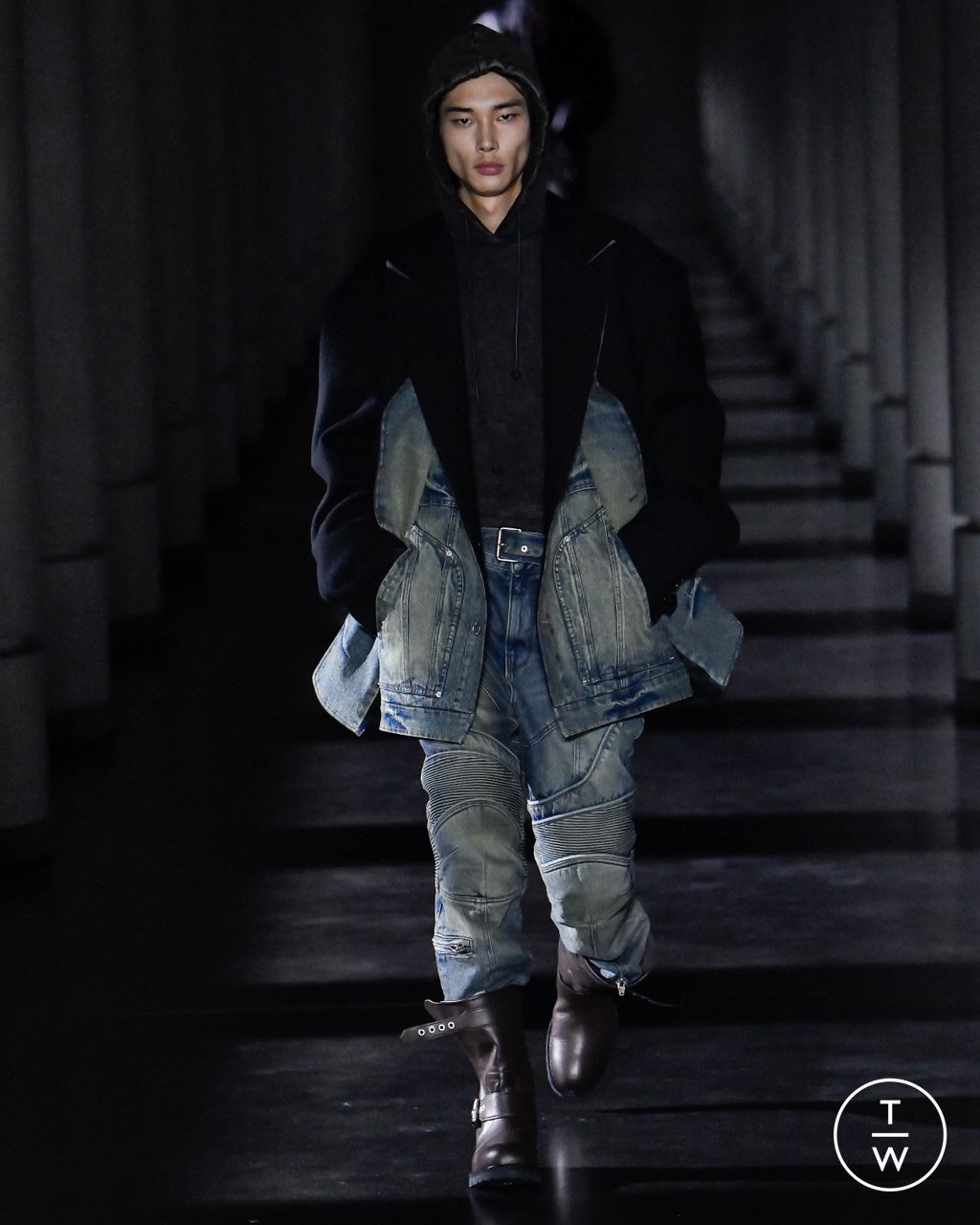 Fashion Week Paris Fall/Winter 2023 look 13 from the Juun.J collection menswear