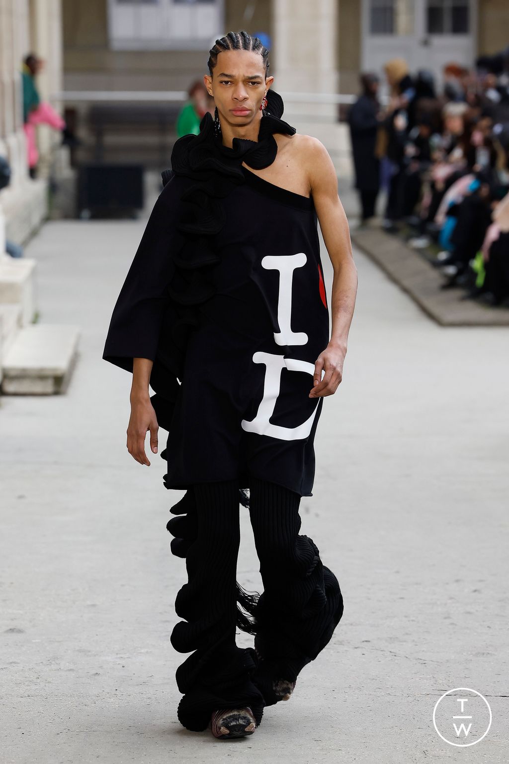 Fashion Week Paris Fall/Winter 2023 look 37 de la collection Doublet menswear