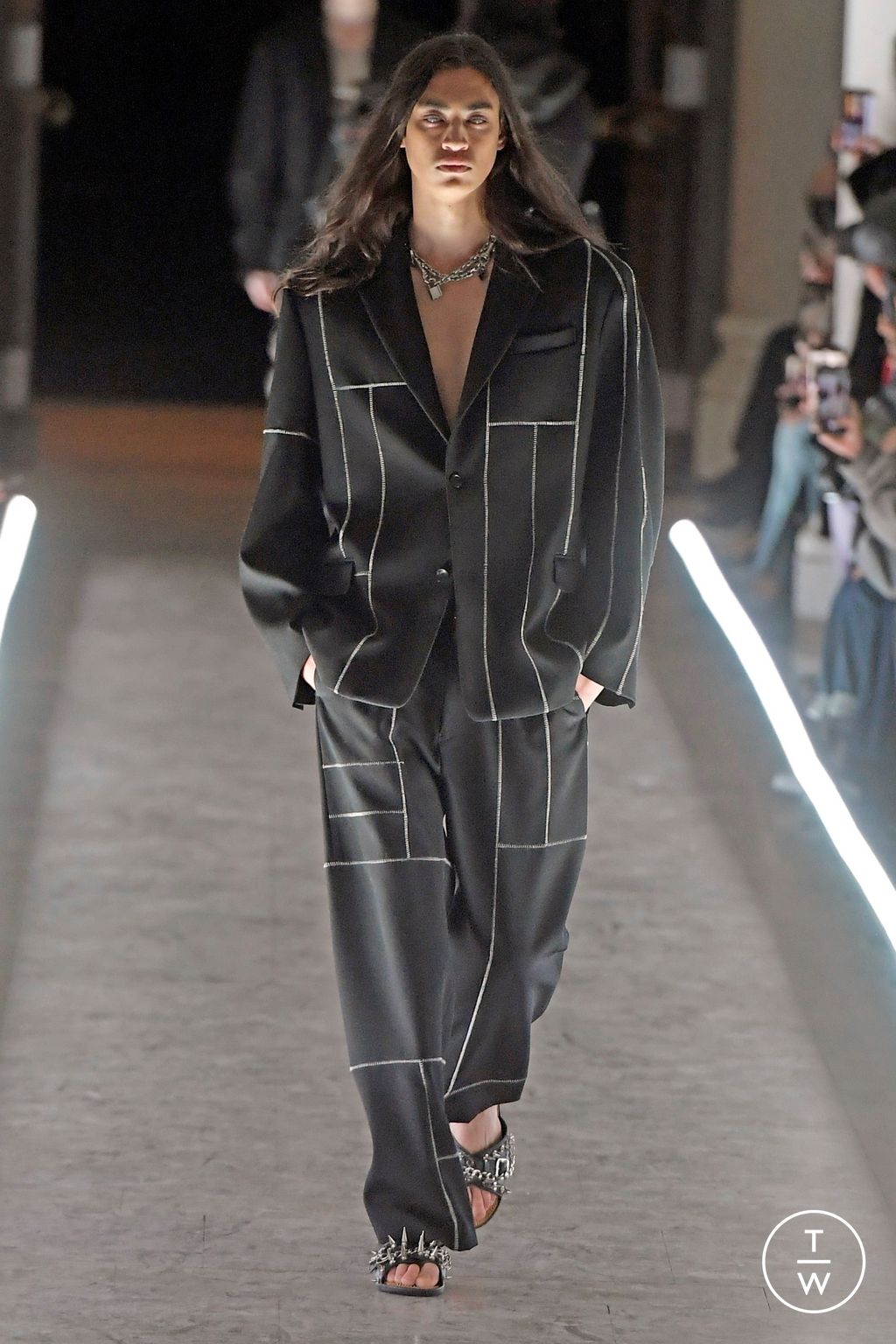Fashion Week Paris Fall/Winter 2024 look 1 de la collection Doublet menswear
