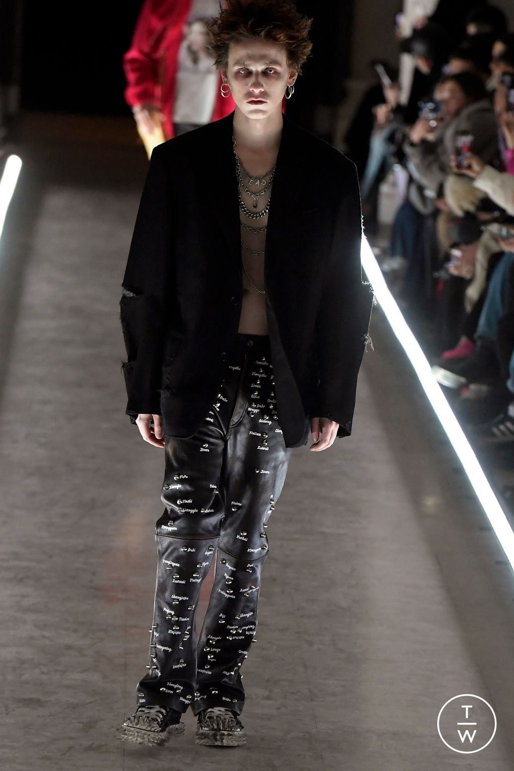 Fashion Week Paris Fall/Winter 2024 look 2 from the Doublet collection menswear