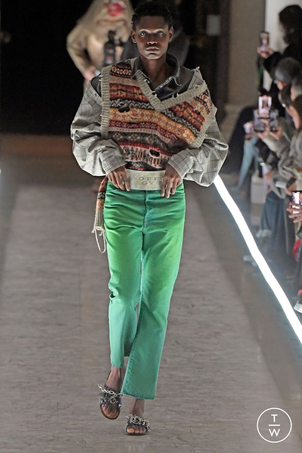 Fashion Week Paris Fall/Winter 2024 look 8 de la collection Doublet menswear