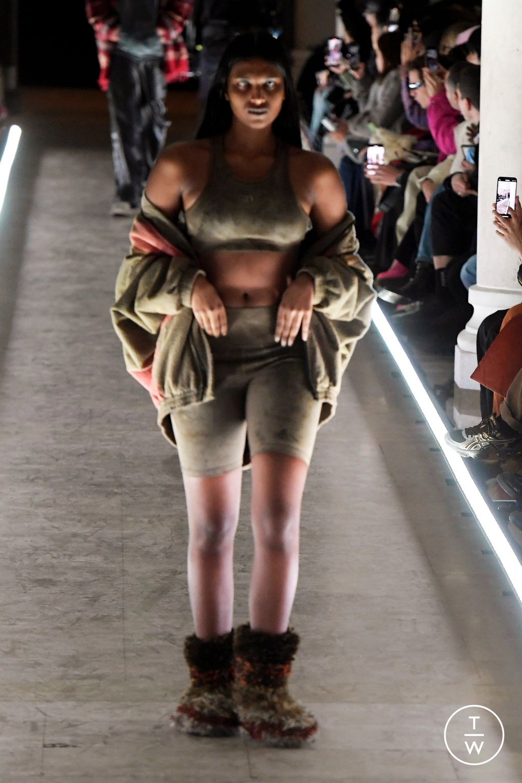 Fashion Week Paris Fall/Winter 2024 look 10 de la collection Doublet menswear