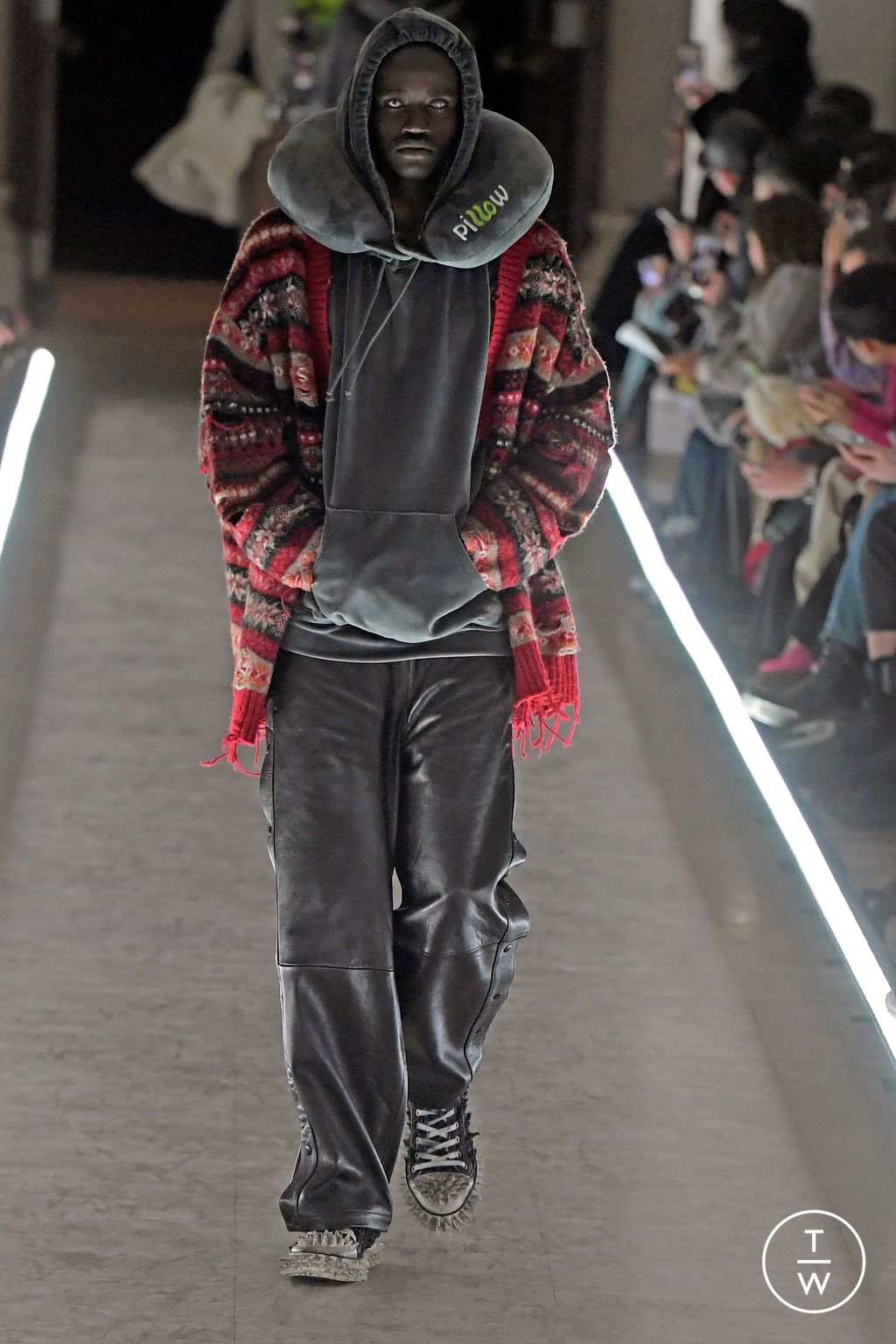 Fashion Week Paris Fall/Winter 2024 look 11 de la collection Doublet menswear