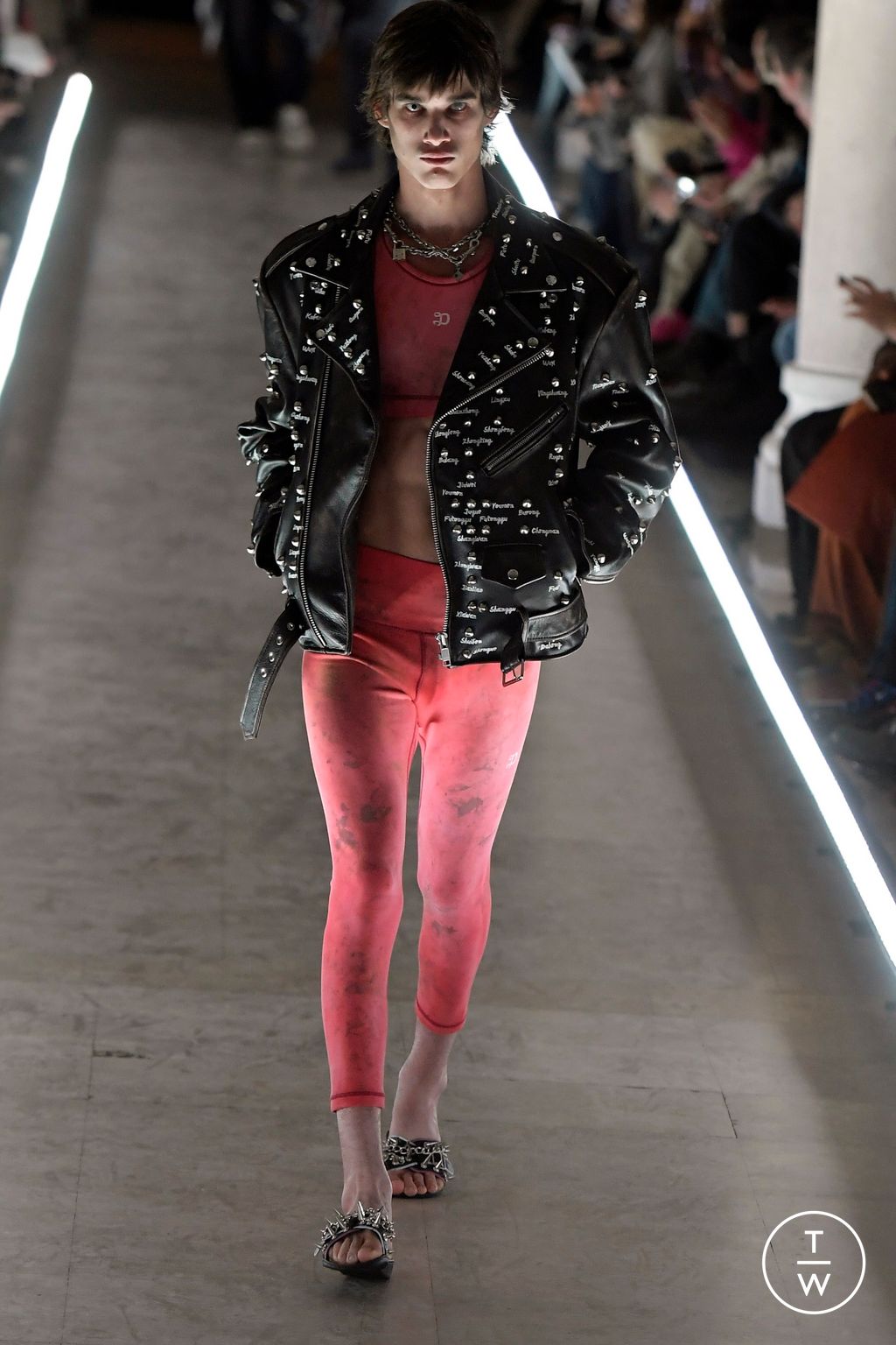 Fashion Week Paris Fall/Winter 2024 look 26 de la collection Doublet menswear