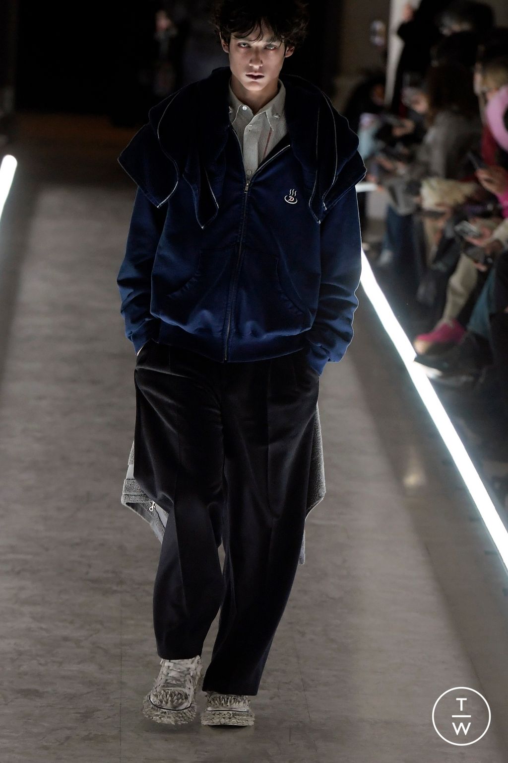 Fashion Week Paris Fall/Winter 2024 look 27 de la collection Doublet menswear