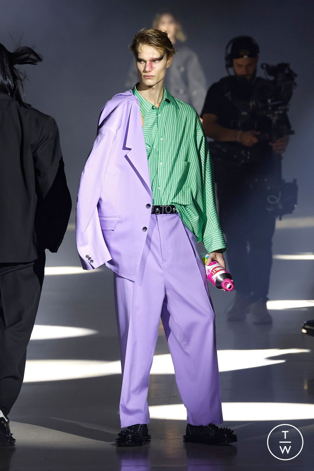 Fashion Week Paris Fall/Winter 2025 look 2 from the Doublet collection menswear