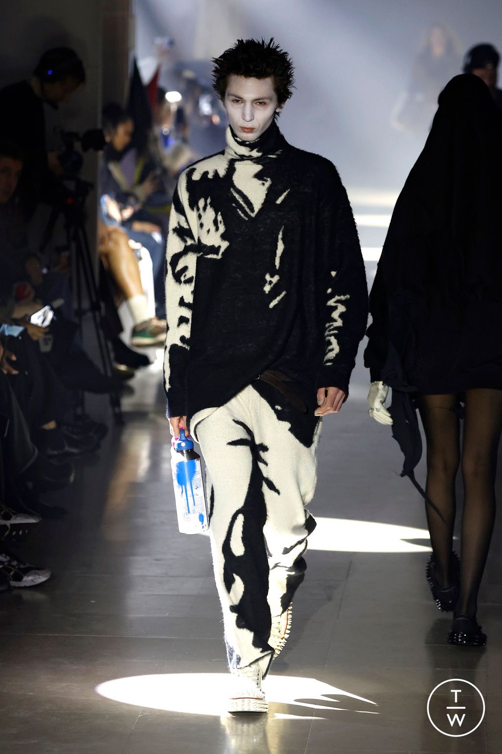 Fashion Week Paris Fall/Winter 2025 look 17 de la collection Doublet menswear