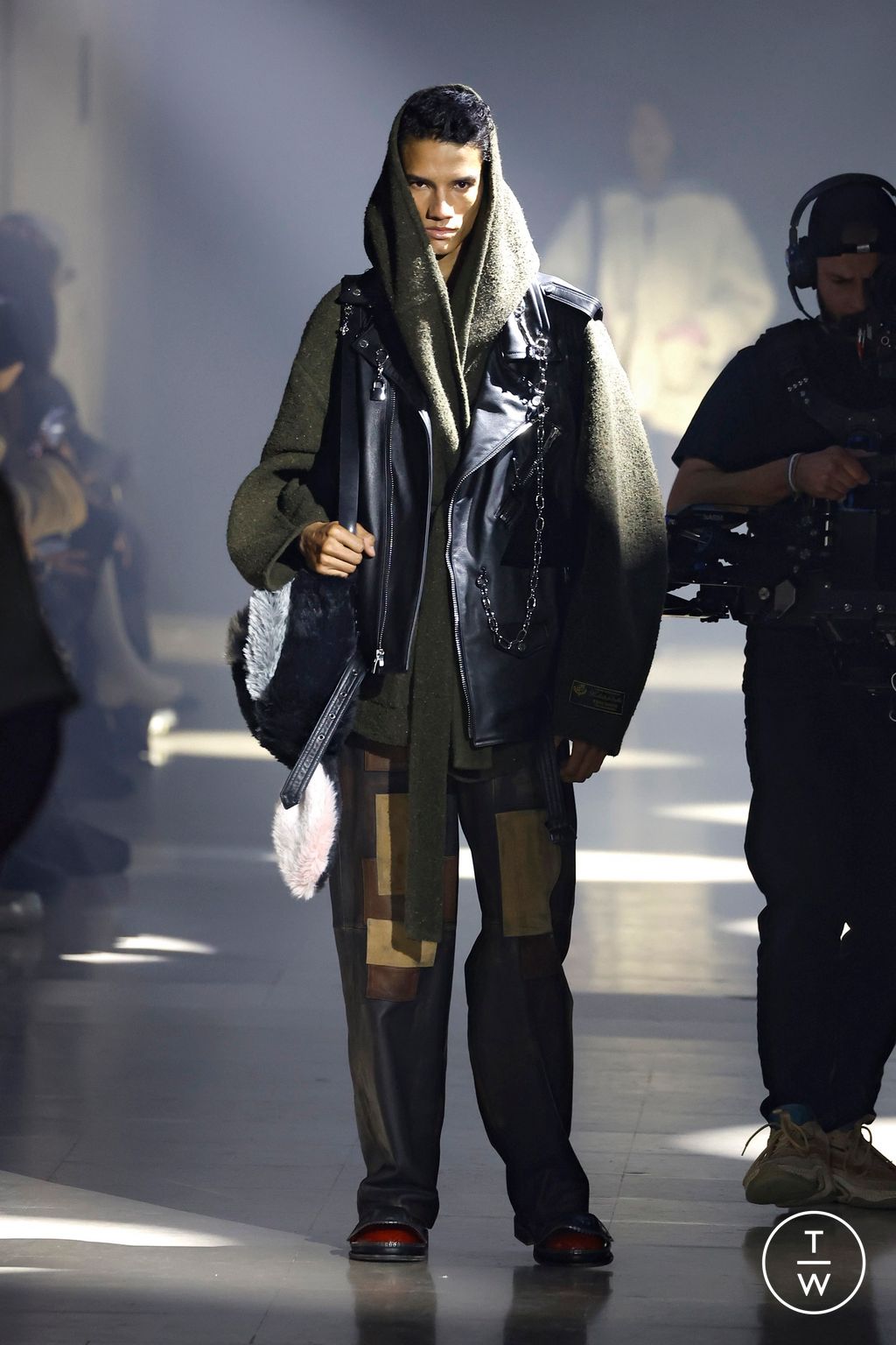 Fashion Week Paris Fall/Winter 2025 look 24 de la collection Doublet menswear