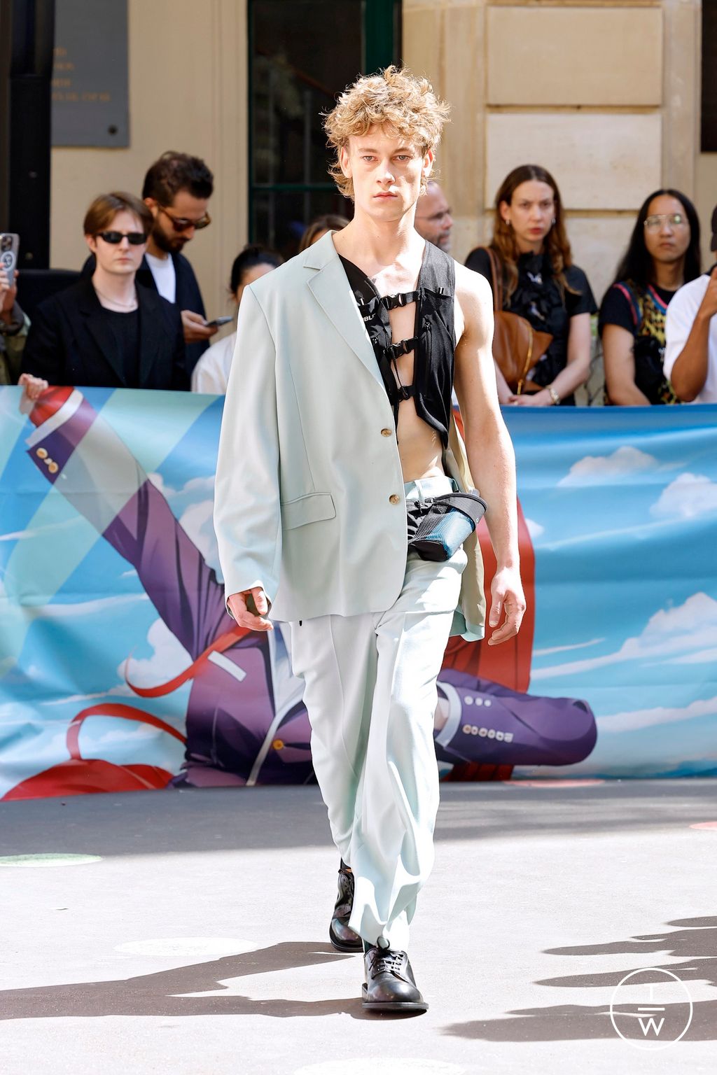 Fashion Week Paris Spring-Summer 2025 look 22 from the Doublet collection 男装