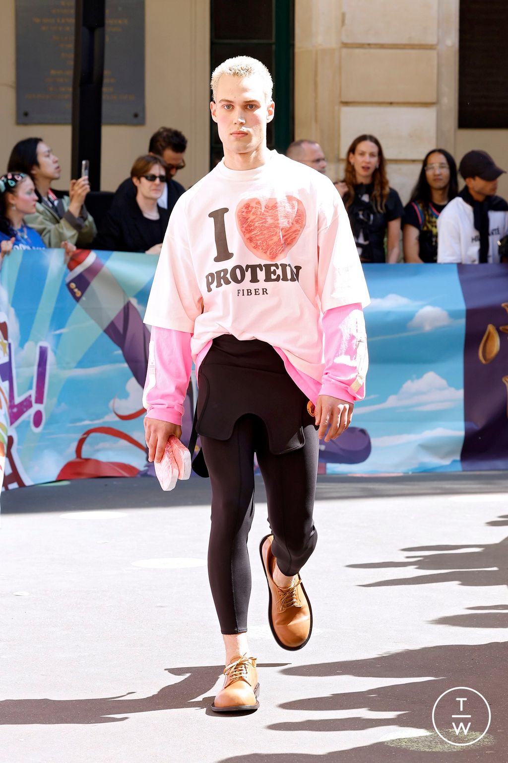 Fashion Week Paris Spring-Summer 2025 look 36 from the Doublet collection 男装