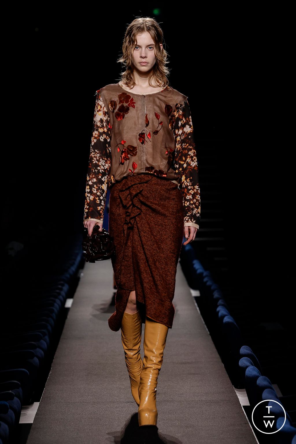Fashion Week Paris Fall/Winter 2023 look 33 from the Dries Van Noten collection 女装