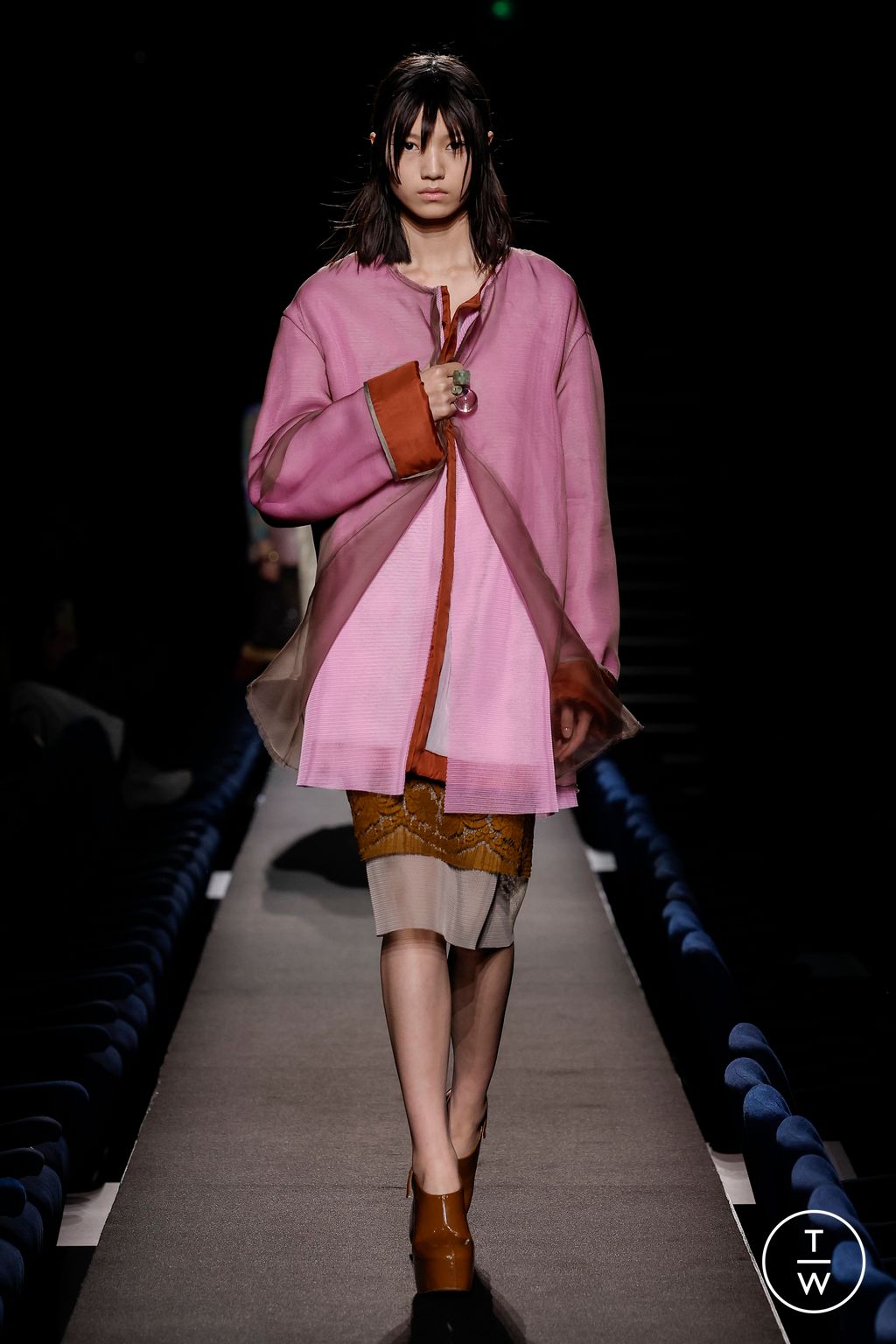 Fashion Week Paris Fall/Winter 2023 look 41 from the Dries Van Noten collection 女装