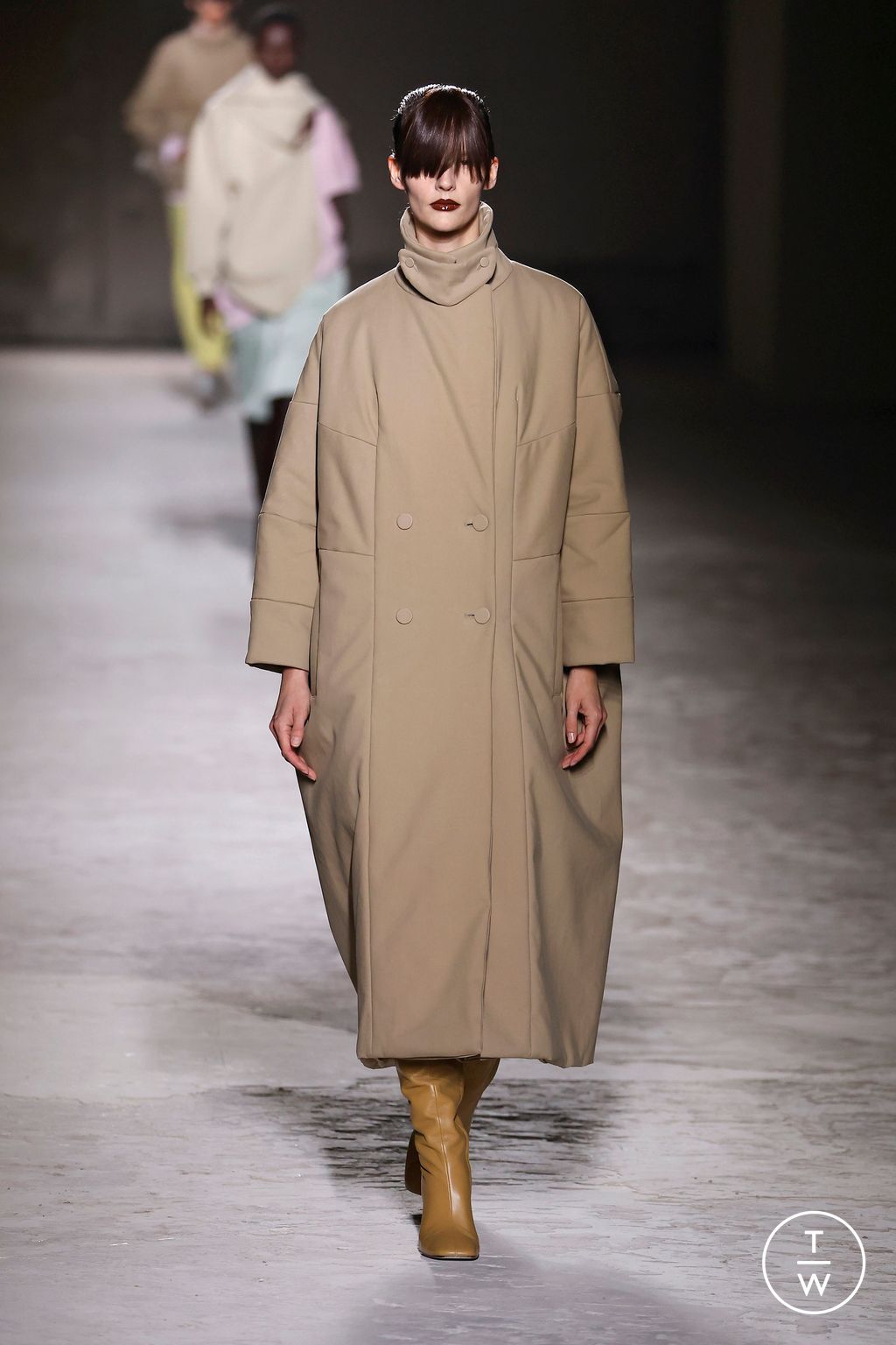 Fashion Week Paris Fall/Winter 2024 look 1 from the Dries Van Noten collection womenswear
