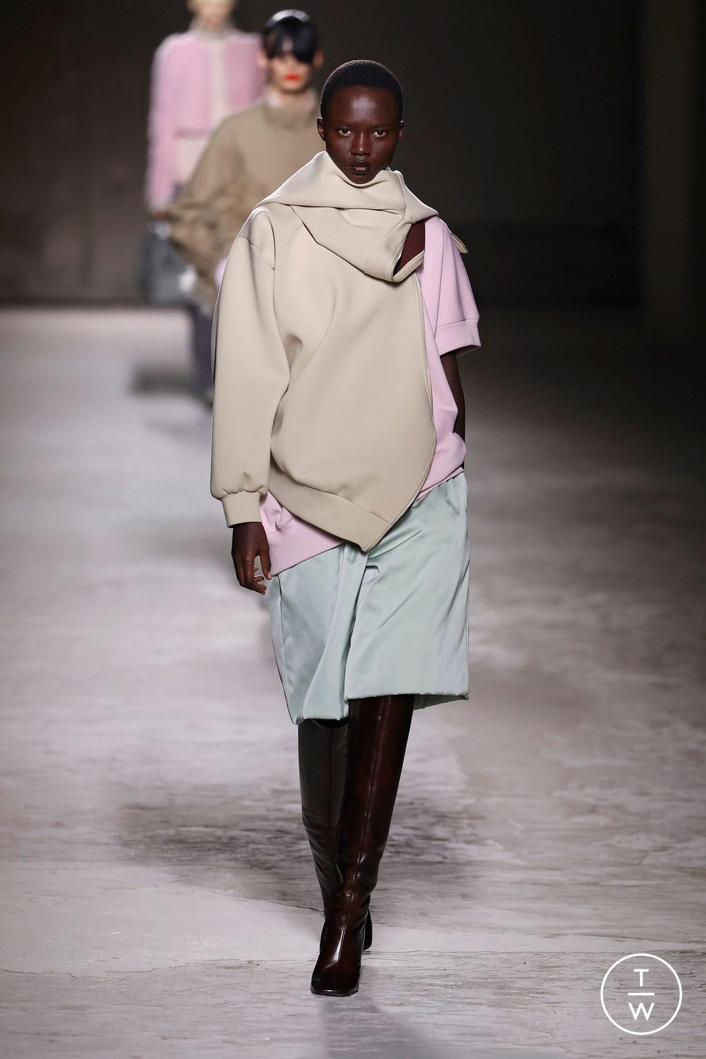 Fashion Week Paris Fall/Winter 2024 look 2 from the Dries Van Noten collection 女装