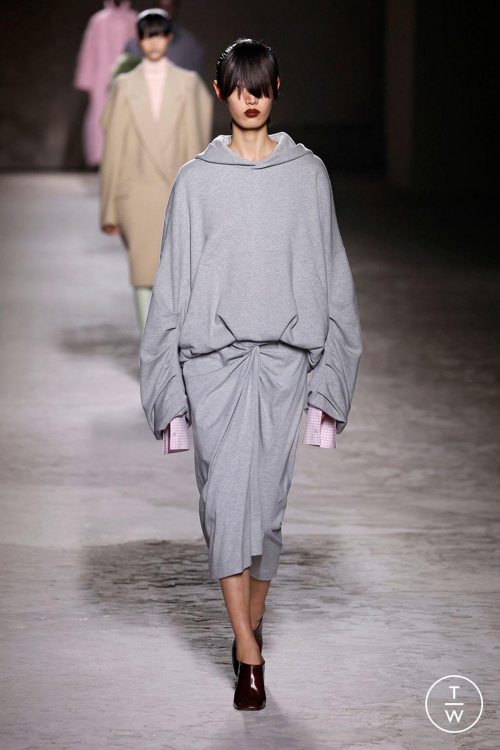 Fashion Week Paris Fall/Winter 2024 look 5 from the Dries Van Noten collection womenswear