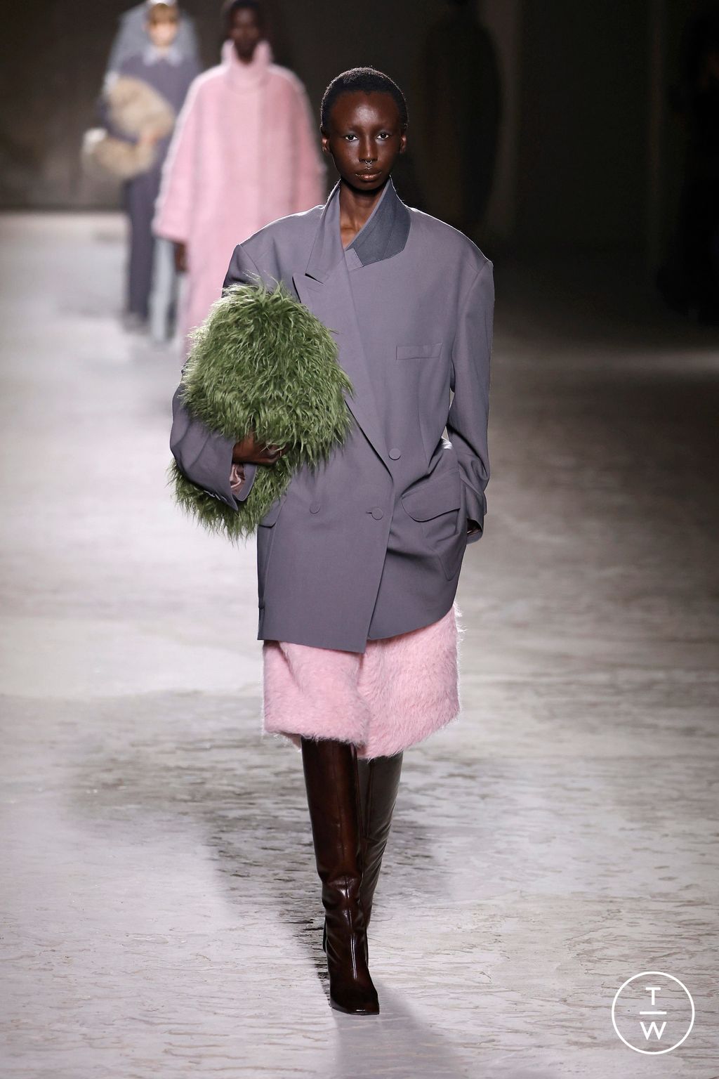 Fashion Week Paris Fall/Winter 2024 look 7 from the Dries Van Noten collection 女装