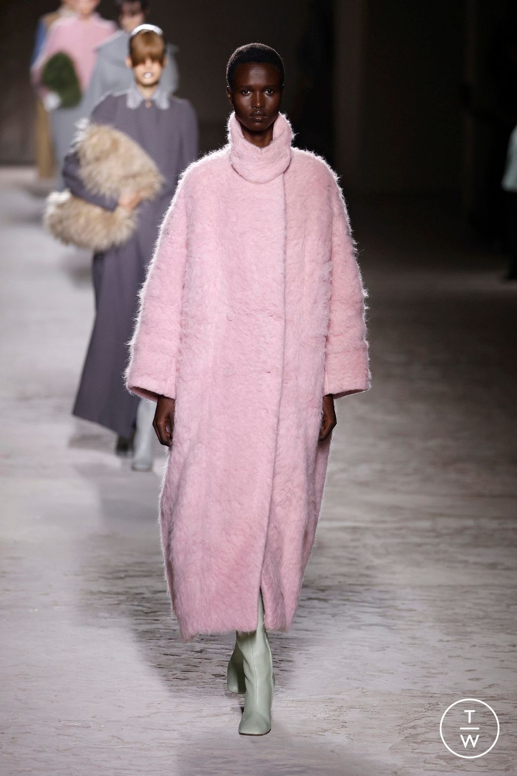 Fashion Week Paris Fall/Winter 2024 look 8 from the Dries Van Noten collection 女装