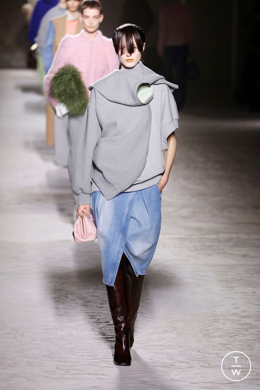 Fashion Week Paris Fall/Winter 2024 look 10 from the Dries Van Noten collection womenswear