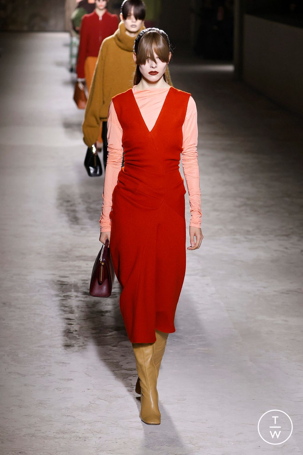 Fashion Week Paris Fall/Winter 2024 look 24 from the Dries Van Noten collection womenswear