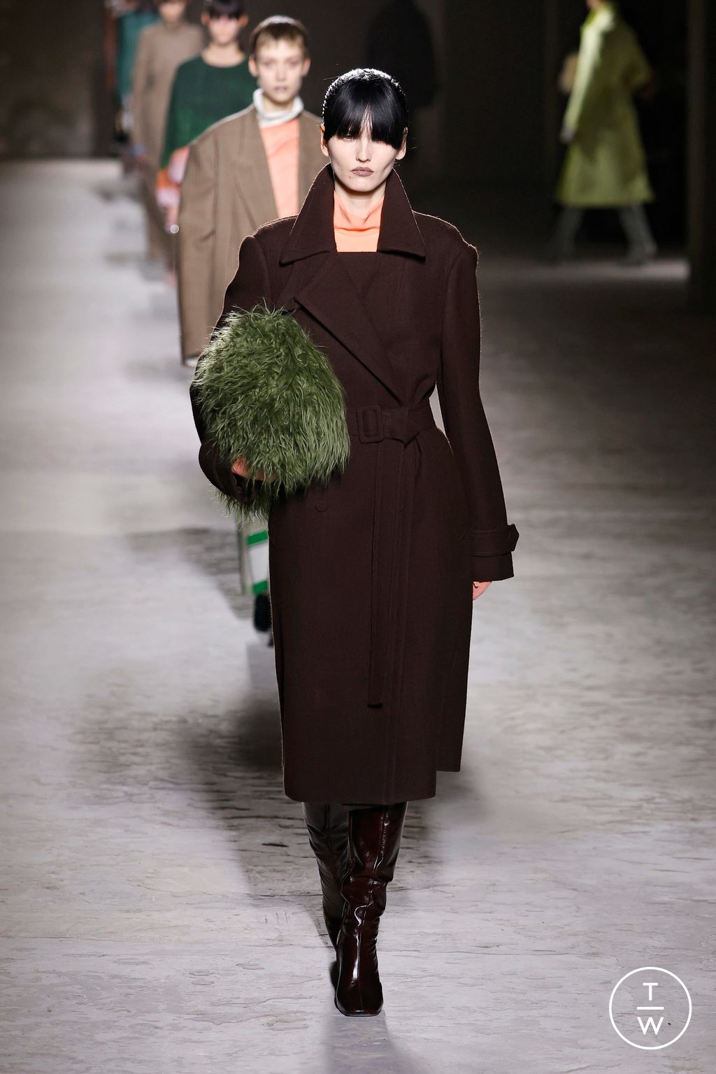 Fashion Week Paris Fall/Winter 2024 look 27 from the Dries Van Noten collection womenswear