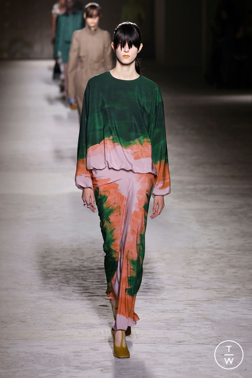 Fashion Week Paris Fall/Winter 2024 look 29 from the Dries Van Noten collection 女装