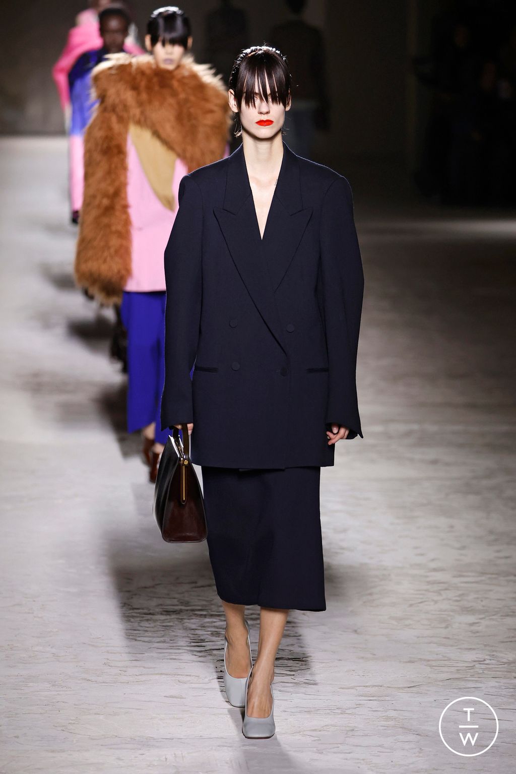 Fashion Week Paris Fall/Winter 2024 look 43 from the Dries Van Noten collection 女装