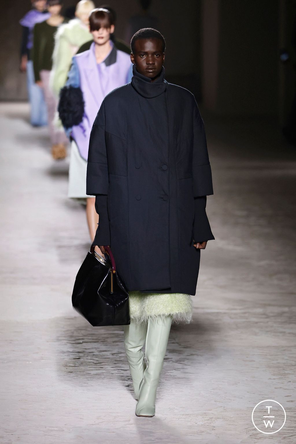 Fashion Week Paris Fall/Winter 2024 look 56 from the Dries Van Noten collection 女装