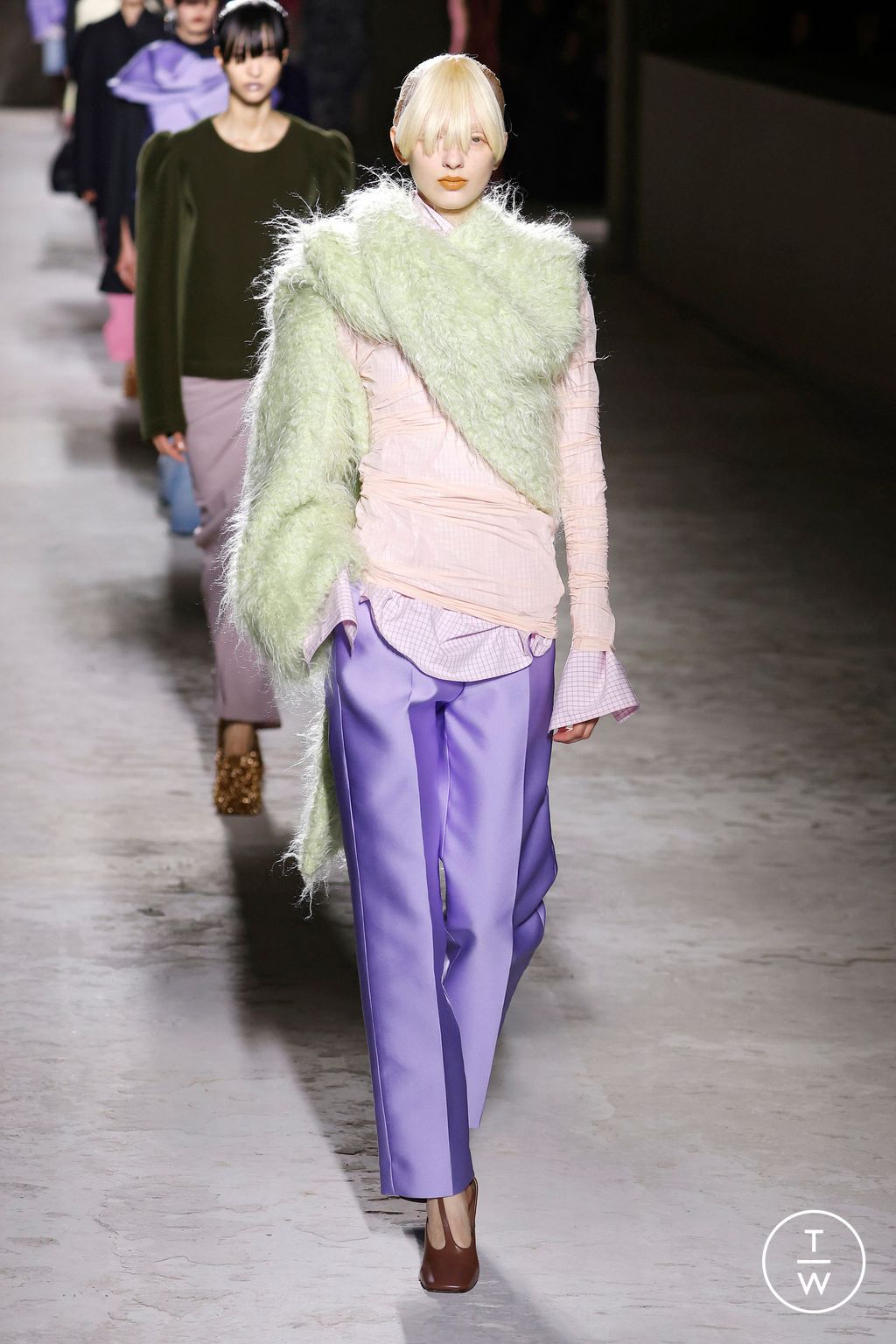 Fashion Week Paris Fall/Winter 2024 look 59 from the Dries Van Noten collection 女装