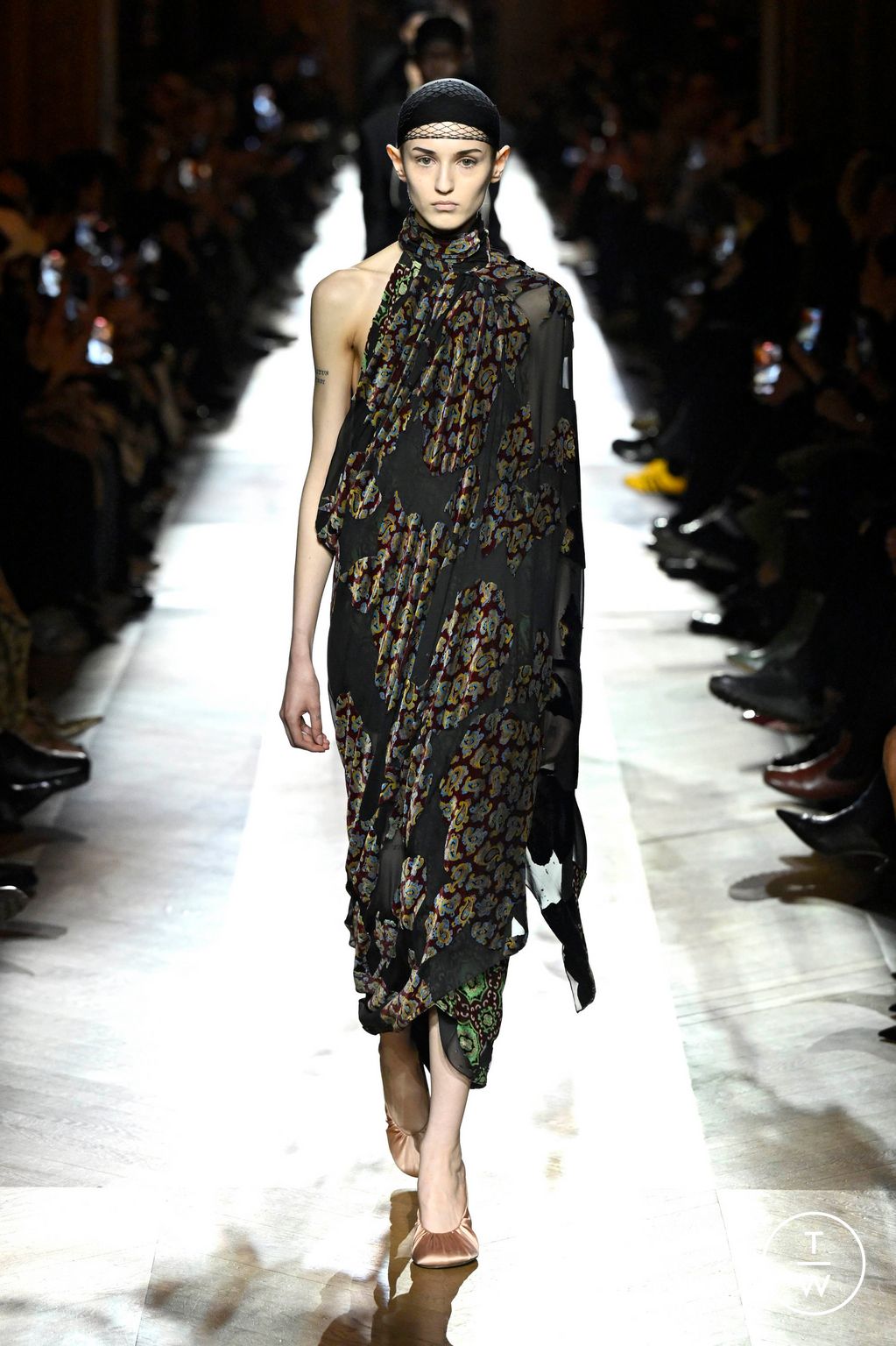 Fashion Week Paris Fall/Winter 2025 look 2 from the Dries Van Noten collection womenswear
